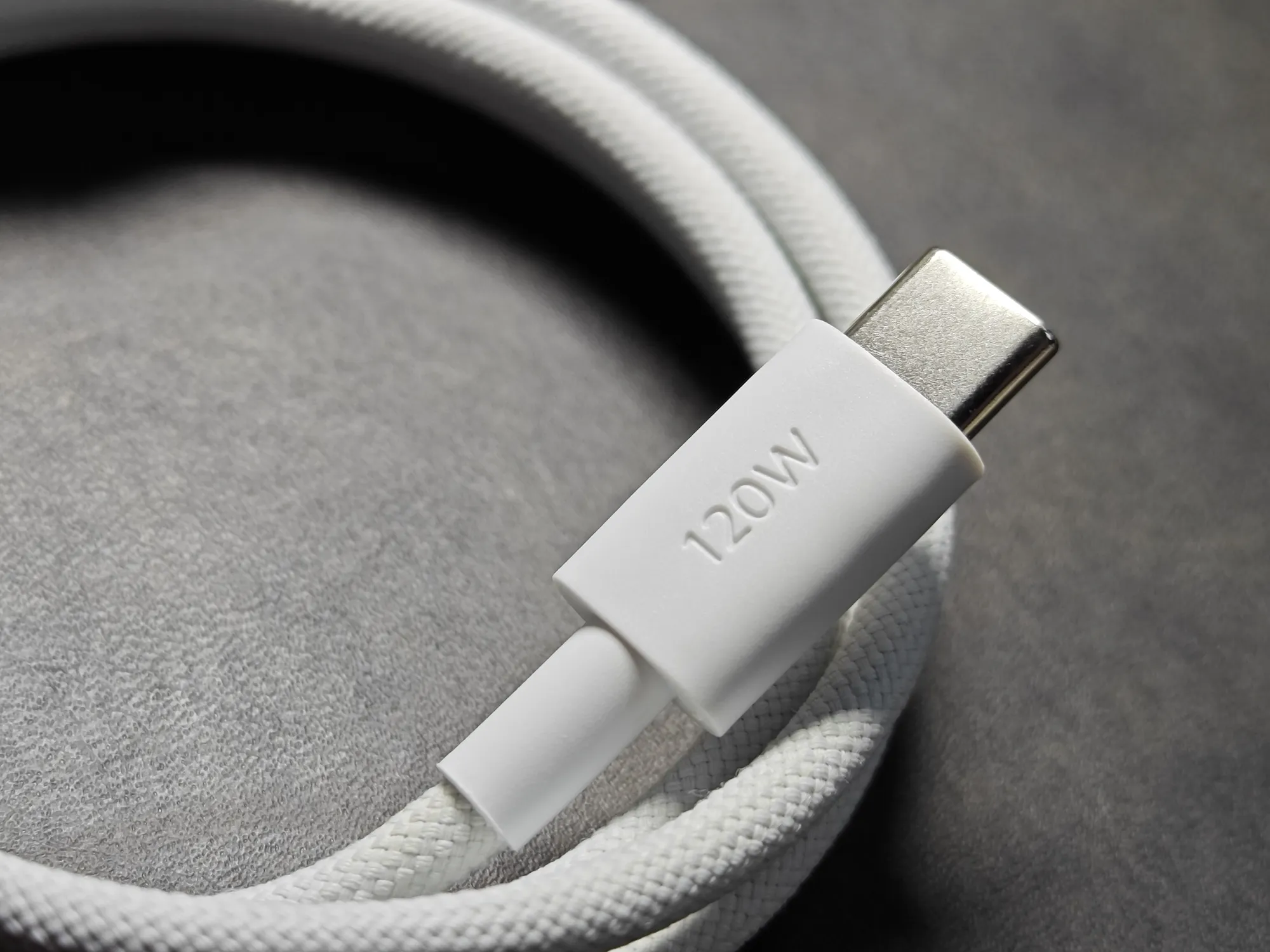 Xiaomi 120W 急速充電対応 USB-Cケーブルの端子接写。120Wの表記で高出力を強調。