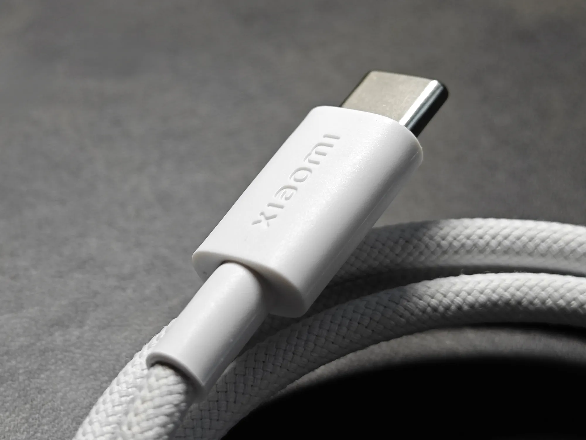 Xiaomi 120W 急速充電用USB-Cケーブルの端子接写。金属製USB Type-Cコネクタと、編み込みケーブルの質感。