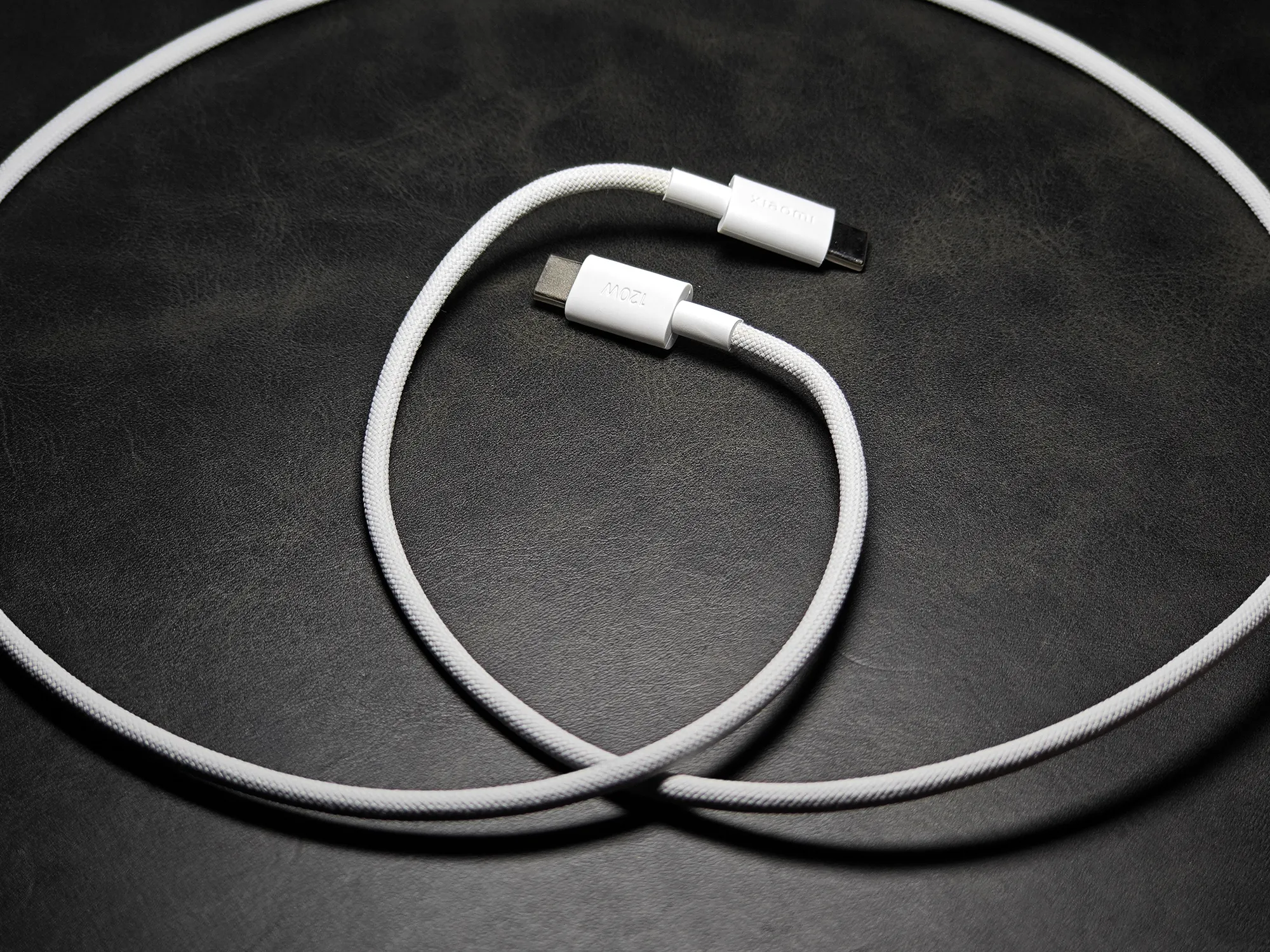 Xiaomi 120W 急速充電用 USB-C to USB-C 高耐久編み込みケーブル。Xiaomiロゴと120Wの表記で高出力をアピール。