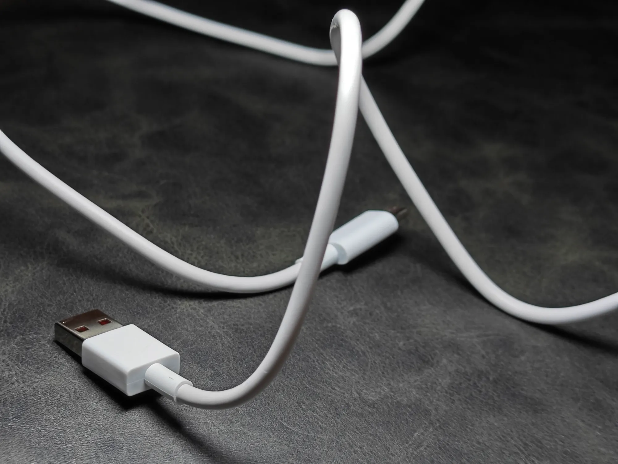 白いUSB Type-A to Type-C ケーブルの画像。スマートフォンや周辺機器の充電・データ転送用。