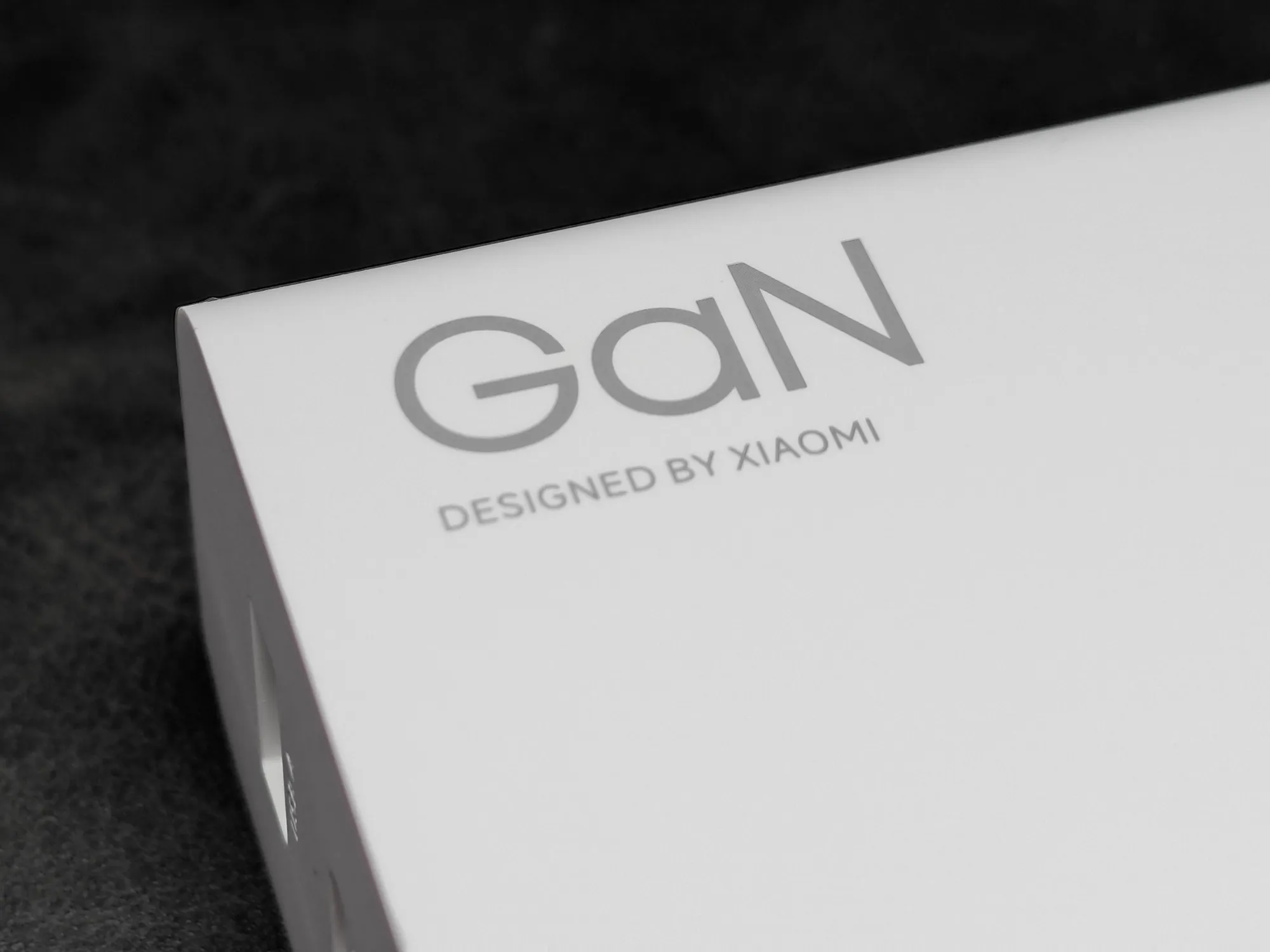 Xiaomi (シャオミ) 製のGaN (窒化ガリウム) 充電器に印字された「GaN DESIGNED BY XIAOMI」のロゴのクローズアップ画像。