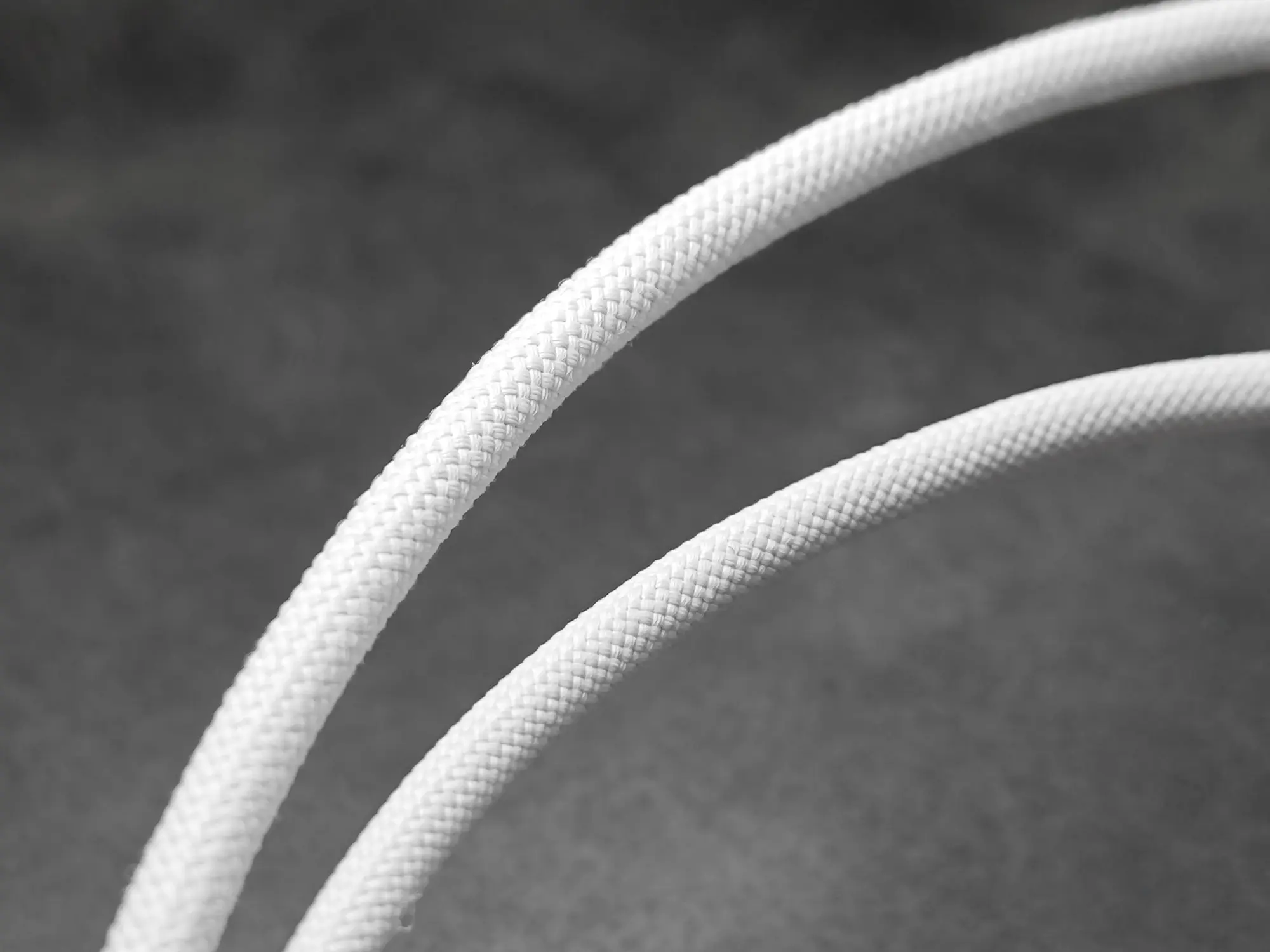 Xiaomi 60W/120W対応 急速充電用USBケーブルの、高耐久な白いナイロン編み込み (Braided) 外装の接写。断線防止。