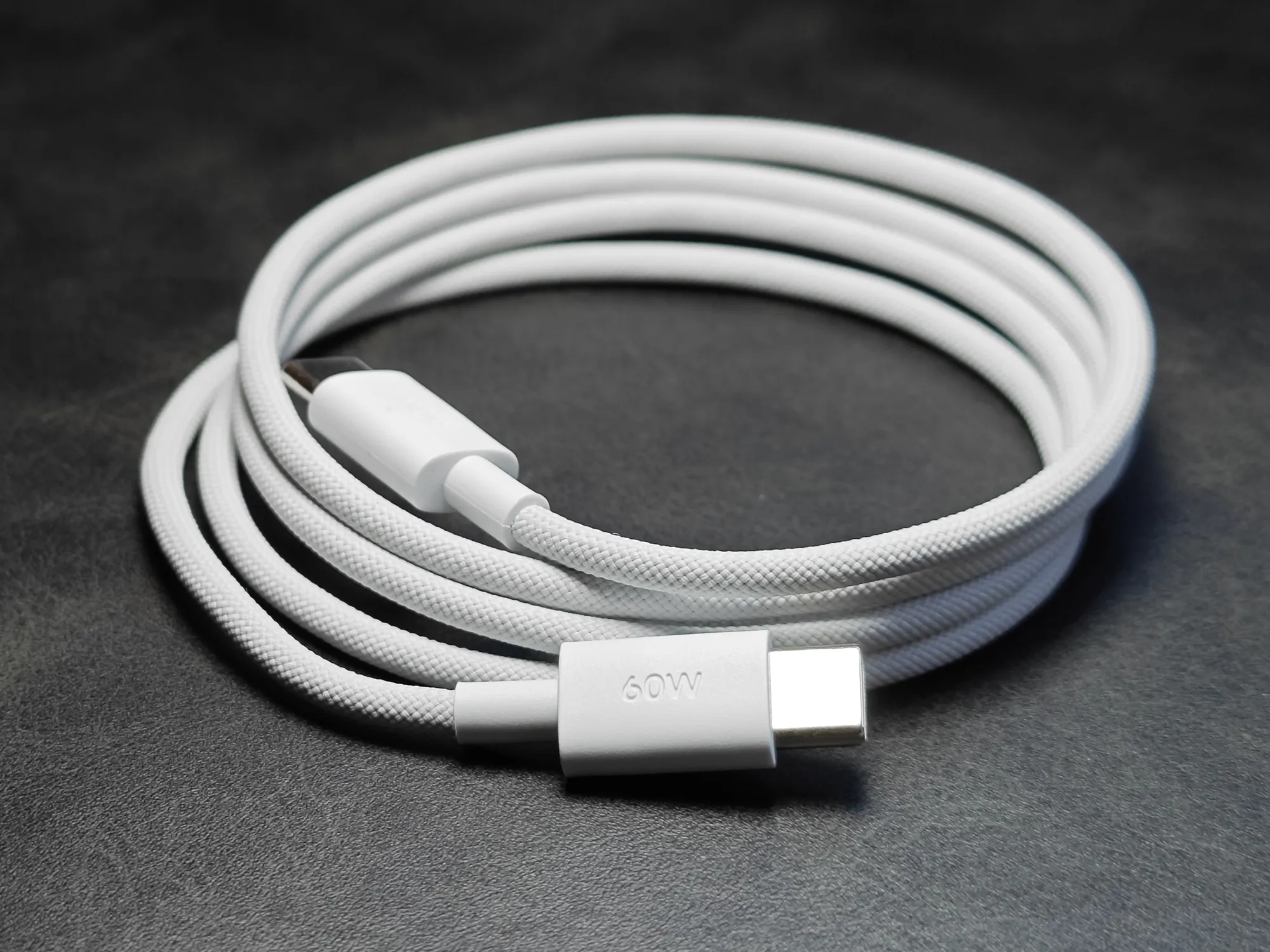 Xiaomi 60W PD (Power Delivery) 急速充電対応 USB-C to USB-C 編み込みケーブル。耐久性と高出力を示す60Wの印字を強調。