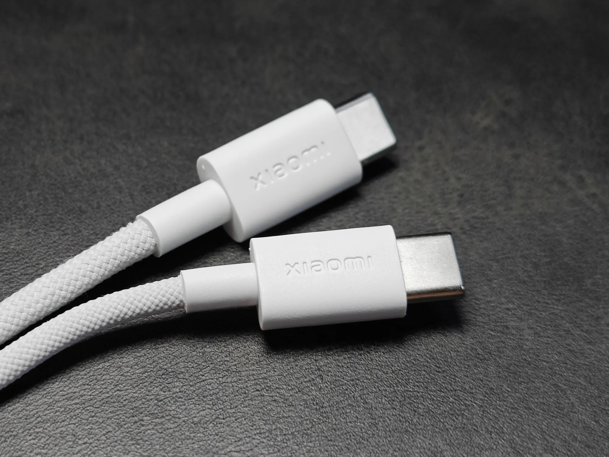 Xiaomi 60W/120W対応 PD (Power Delivery) 急速充電用USB Type-C to Type-C 編み込みケーブルのコネクタ部接写。純正ケーブルを強調。