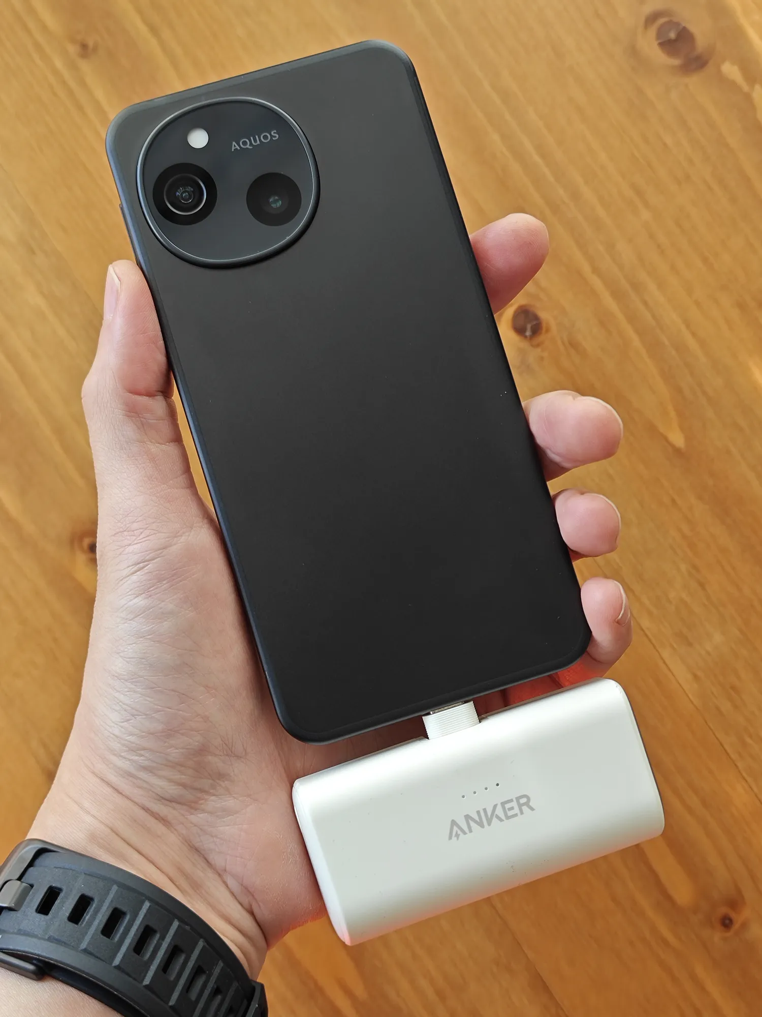 AQUOSスマートフォンにAnkerの直挿し型モバイルバッテリーを接続して充電している様子