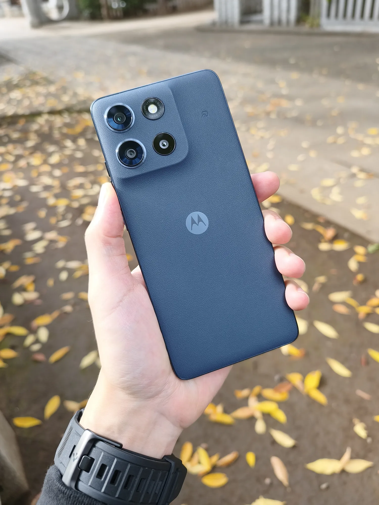 moto g66j 5Gの本体背面とカメラモジュールを手に持った写真。