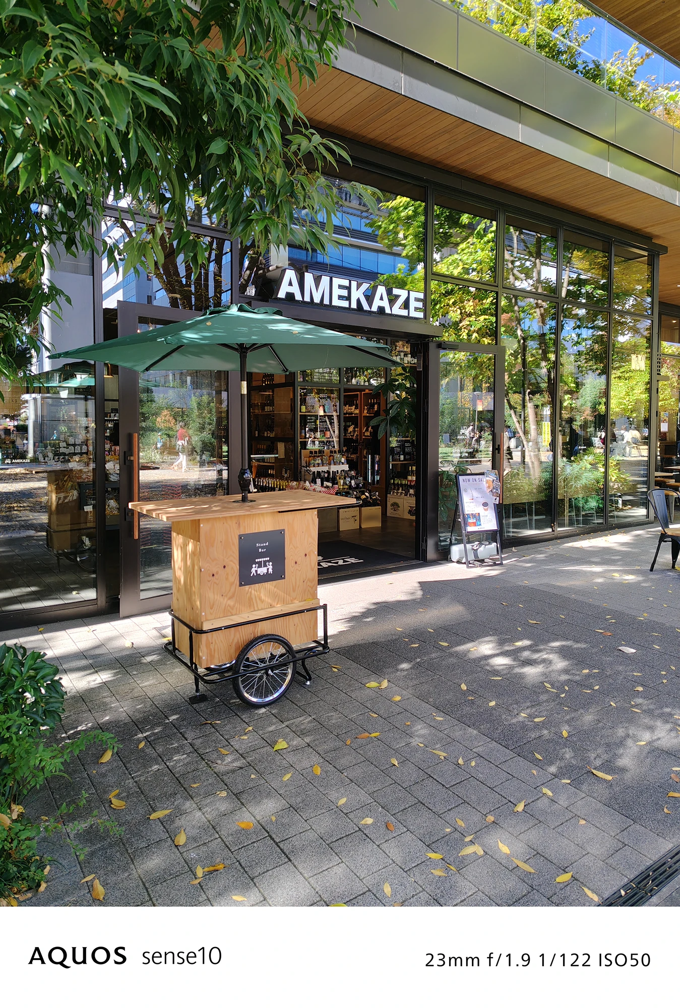AQUOS sense10撮影サンプル：日中の店舗外観とガラスの反射（23mm f/1.9 ISO50）
