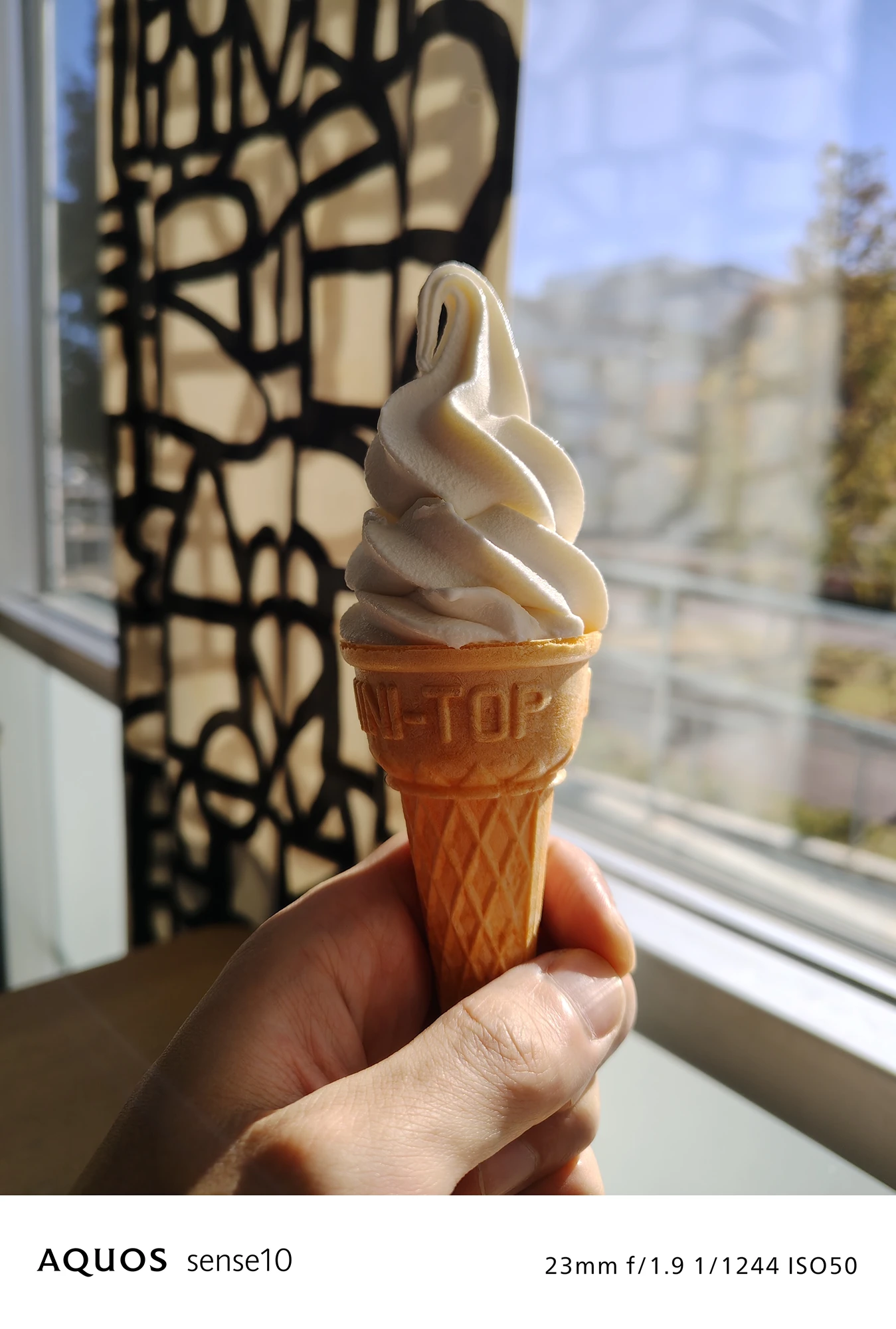 AQUOS sense10撮影サンプル：窓際で撮ったソフトクリームのフードフォト（23mm f/1.9 ISO50）