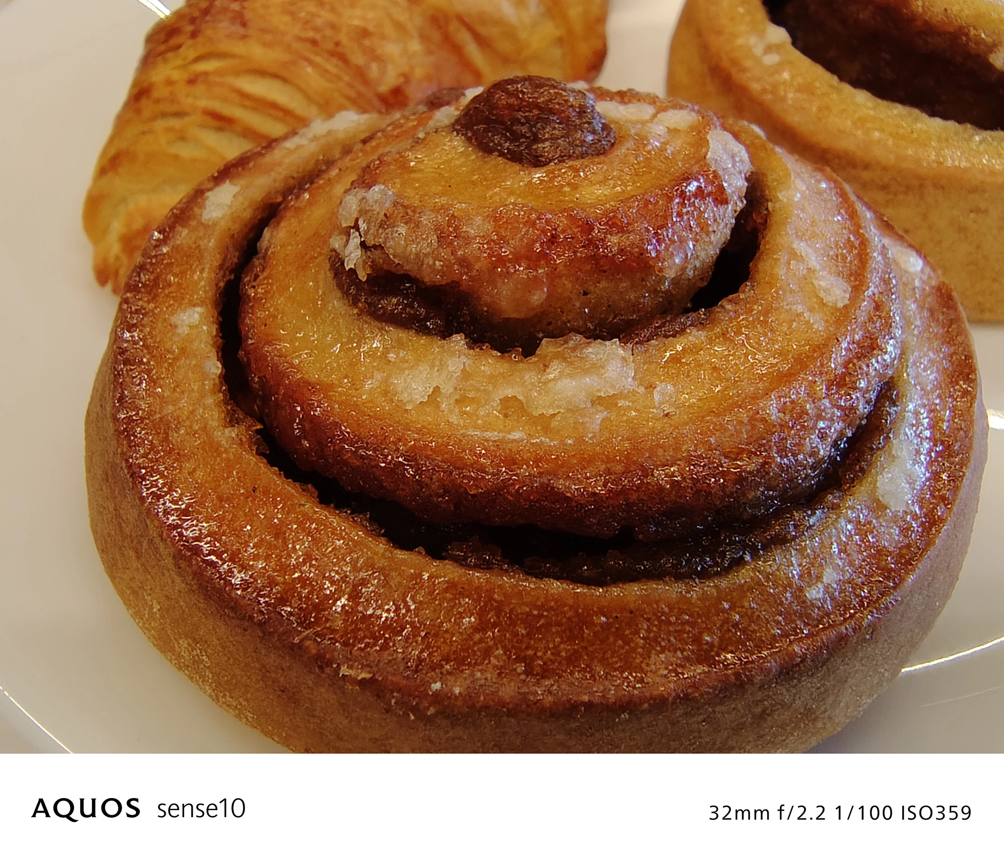 AQUOS sense10 撮影サンプル　シナモンロールなどのパン（クローズアップ、料理）32mm f/2.2 1/100 ISO359