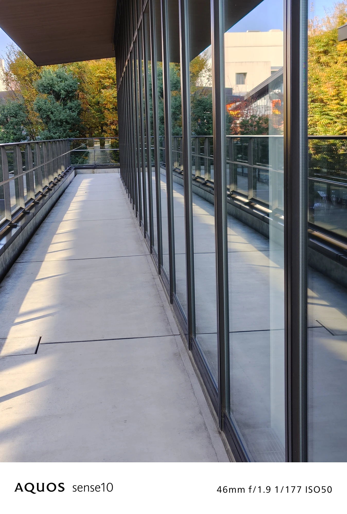 AQUOS sense10撮影サンプル：2倍ズームによる奥行きのある建物の外観（46mm f/1.9 ISO50）