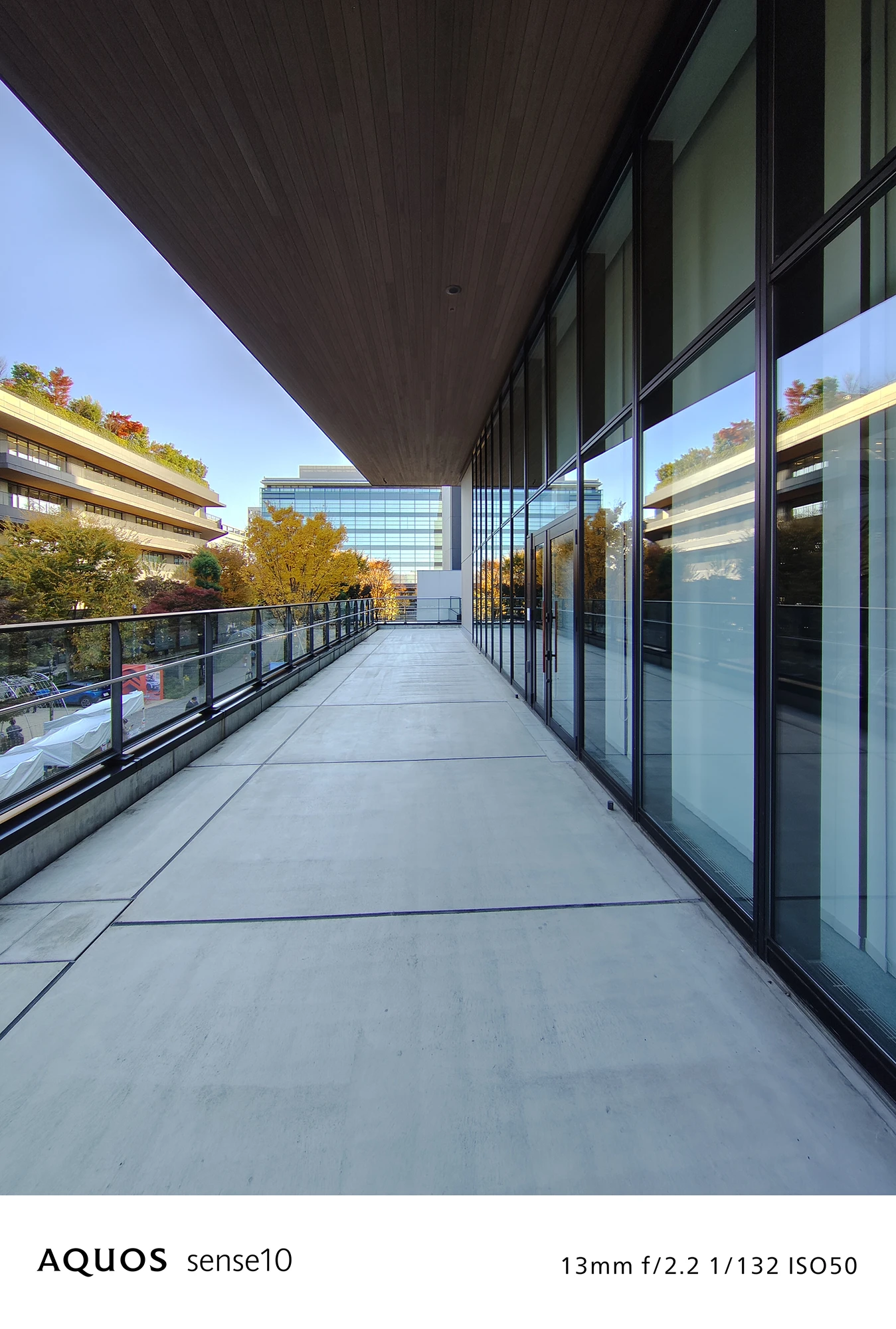 AQUOS sense10広角撮影サンプル：ガラス張りの建物と回廊（13mm f/2.2 ISO50）