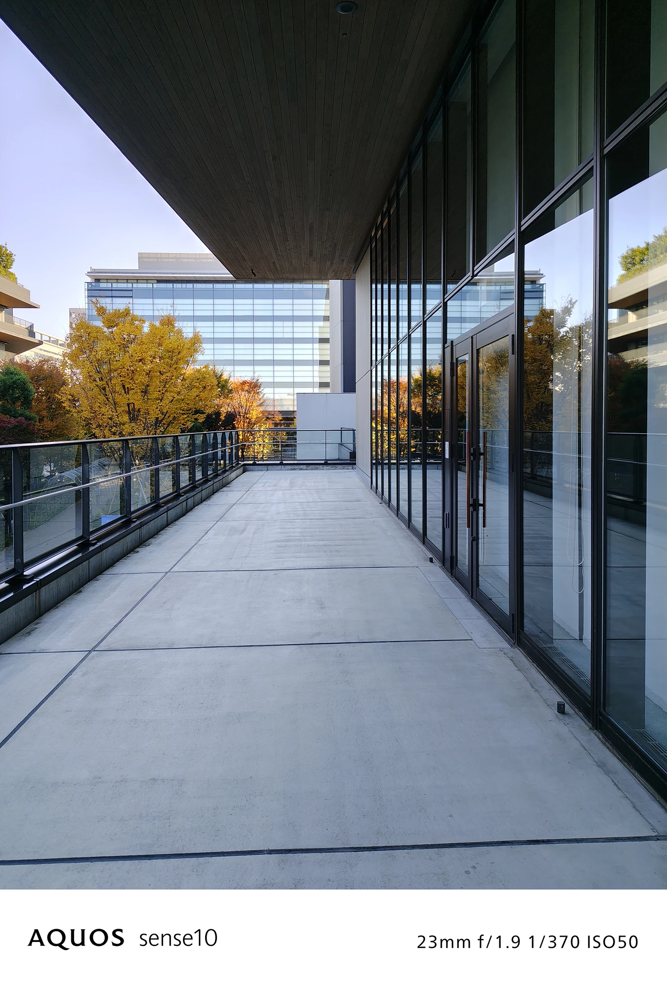 AQUOS sense10撮影サンプル：奥行きのある建物の外観写真（23mm f/1.9 ISO50）