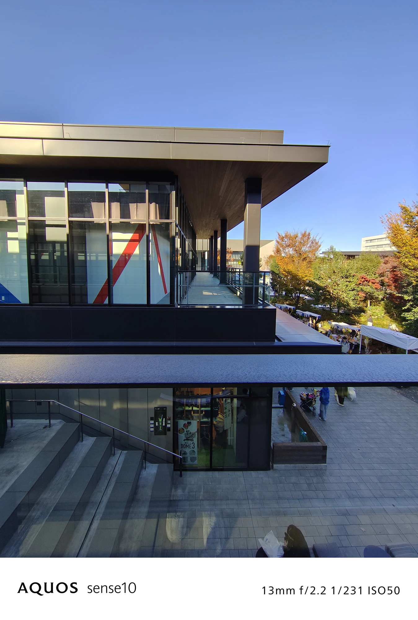 AQUOS sense10広角撮影サンプル：建物の外観と階段（13mm f/2.2 ISO50）