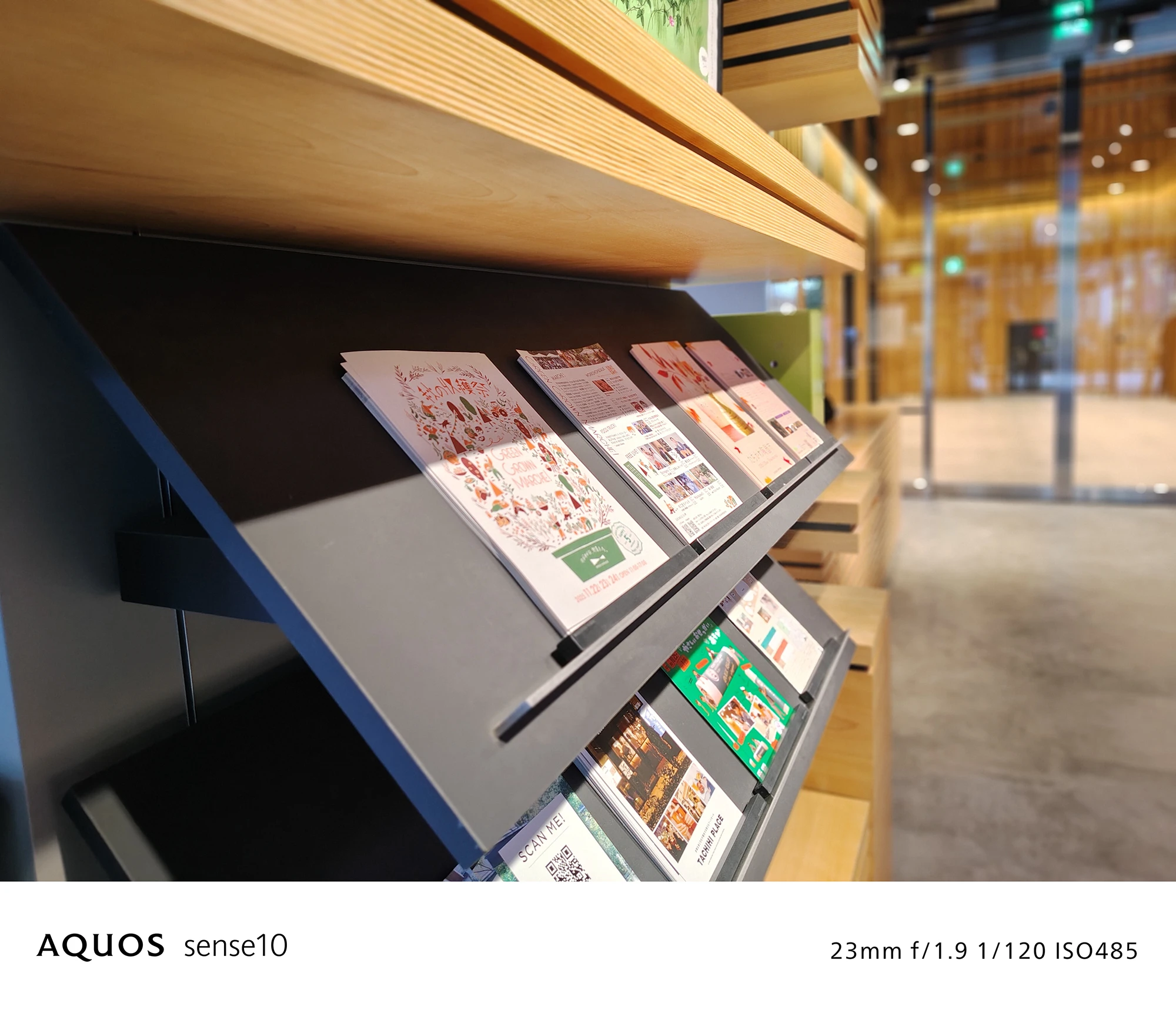 AQUOS sense10撮影サンプル：室内展示のクローズアップ（23mm f/1.9 ISO485）