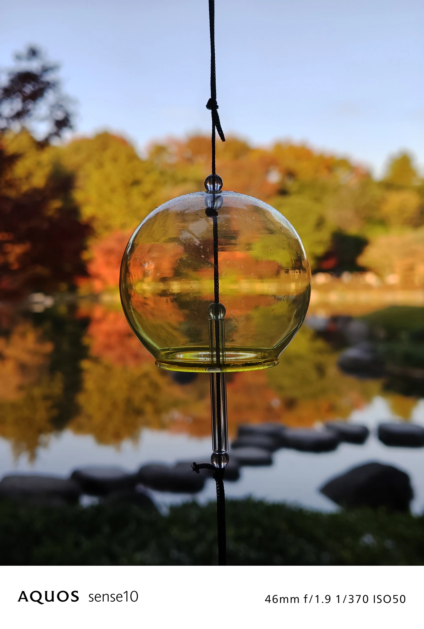 AQUOS sense10撮影サンプル：46mmズームで捉えたガラスの風鈴と美しい背景ボケ（f/1.9 ISO50）