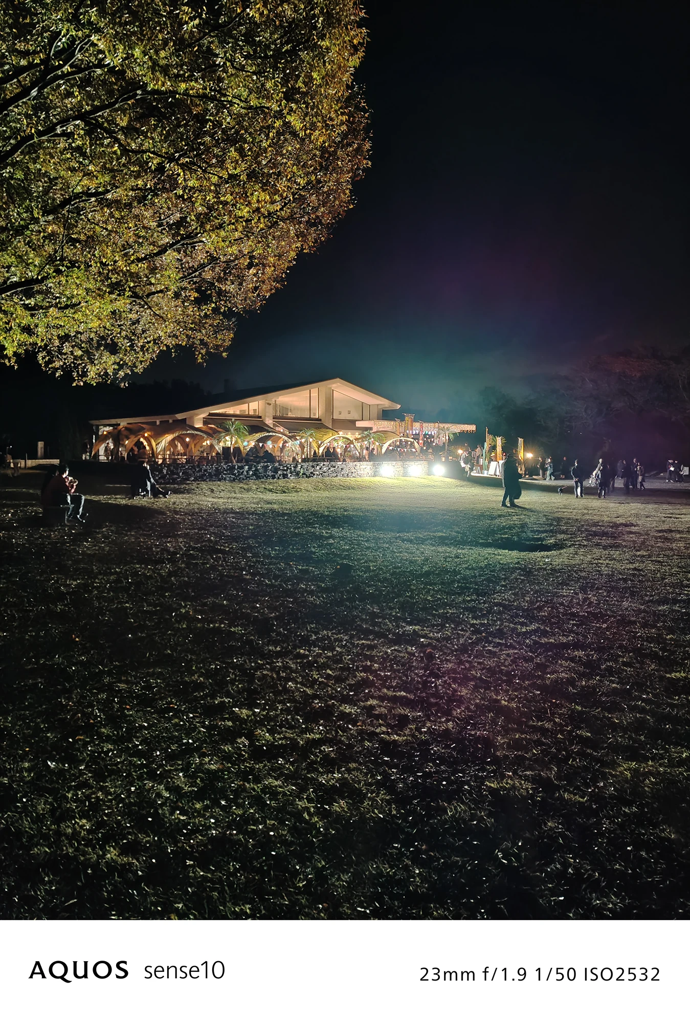 AQUOS sense10撮影サンプル：広角で捉えた**夜の広場とライトアップされた建物**（f/1.9 ISO2532）