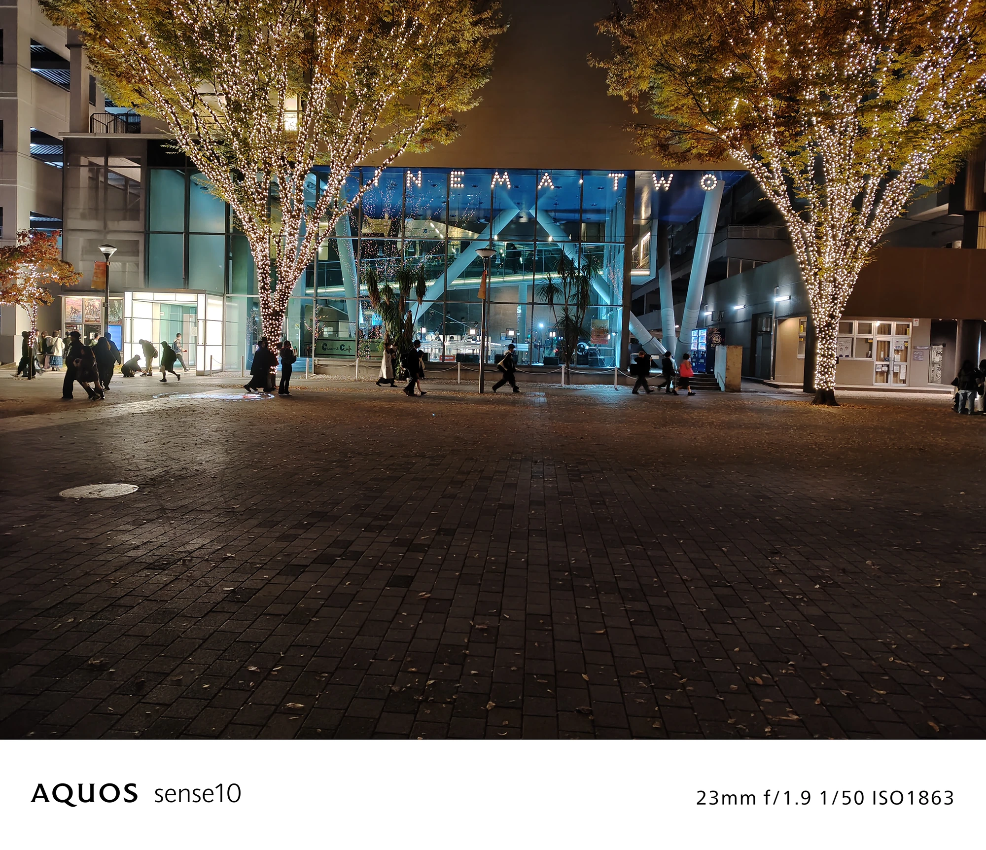 AQUOS sense10撮影サンプル：広角で捉えた**映画館「CINEMA TWO」と電飾の木々**（f/1.9 ISO1863）