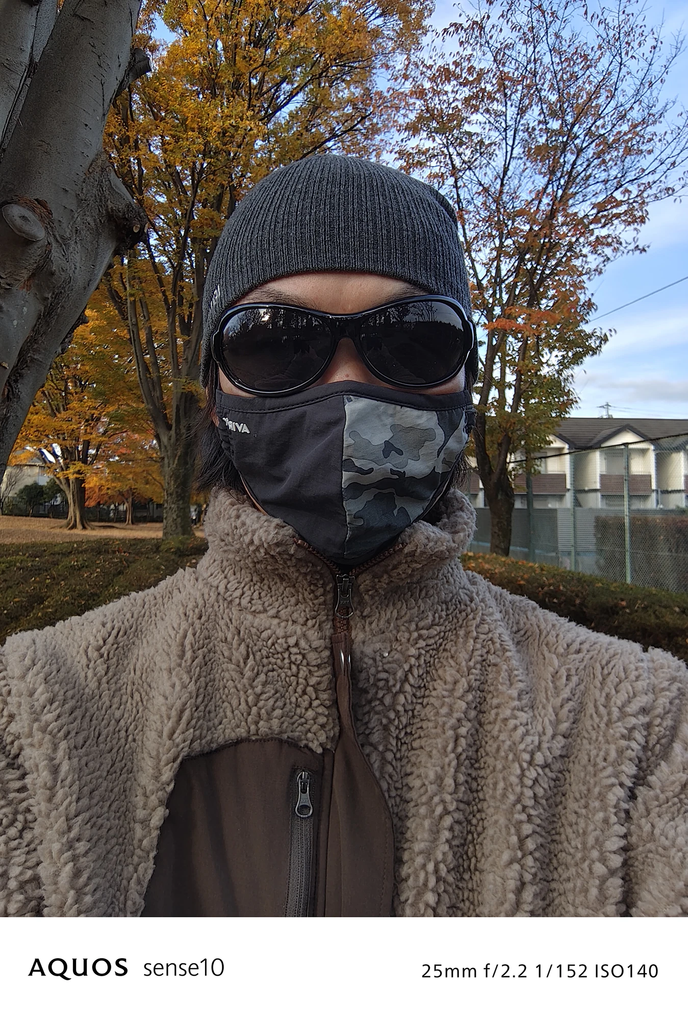 AQUOS sense10 撮影サンプル　人物（自撮り/ポートレート）と紅葉25mm f/2.2 1/152 ISO140