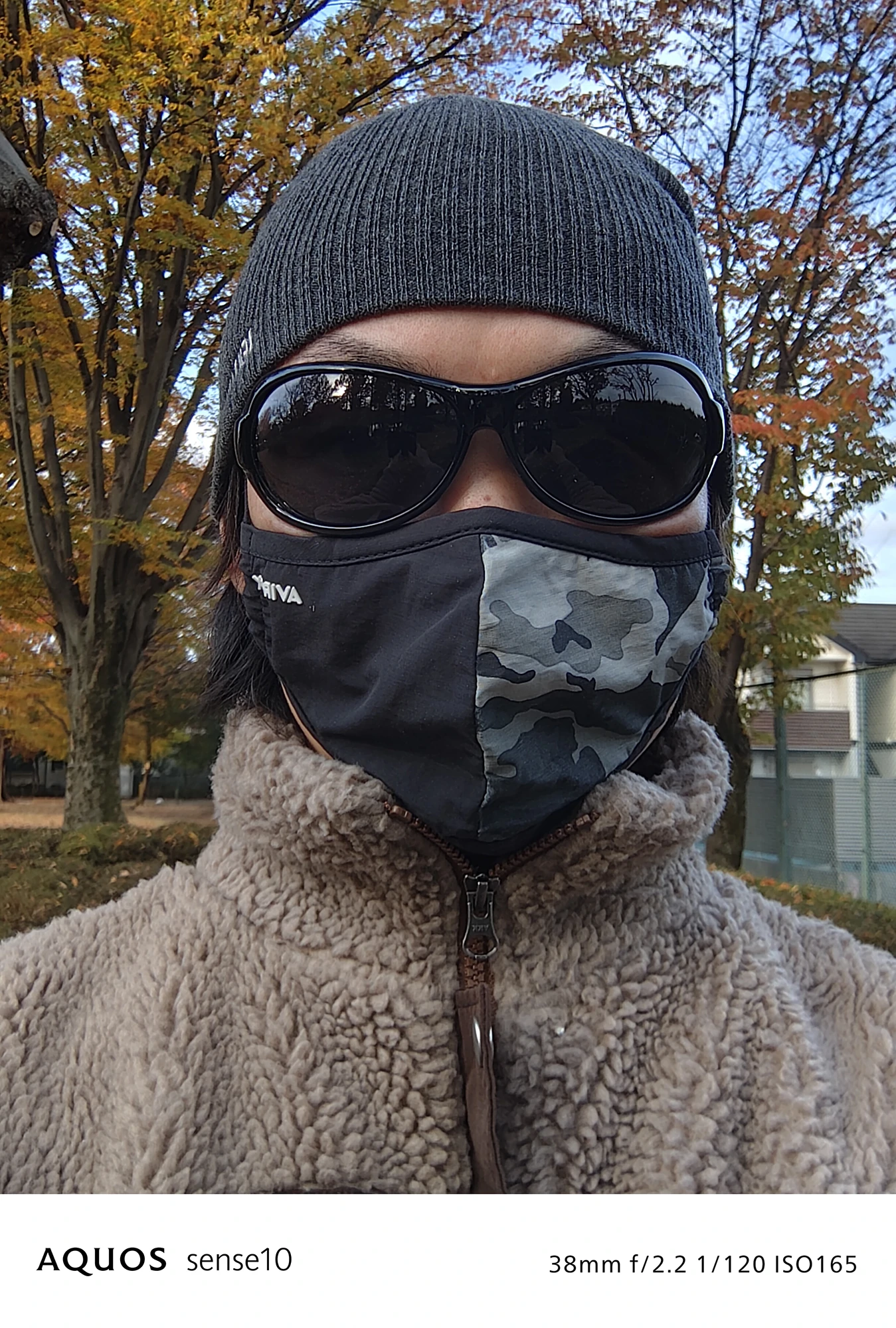 AQUOS sense10 撮影サンプル　人物（自撮り/ポートレート）と紅葉（望遠側）38mm f/2.2 1/120 ISO165