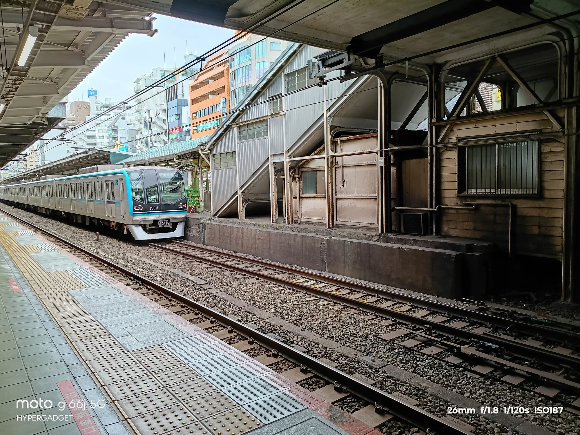 moto g66j 5Gのカメラで撮影した都市部の駅ホームと京浜東北線E233系の作例写真