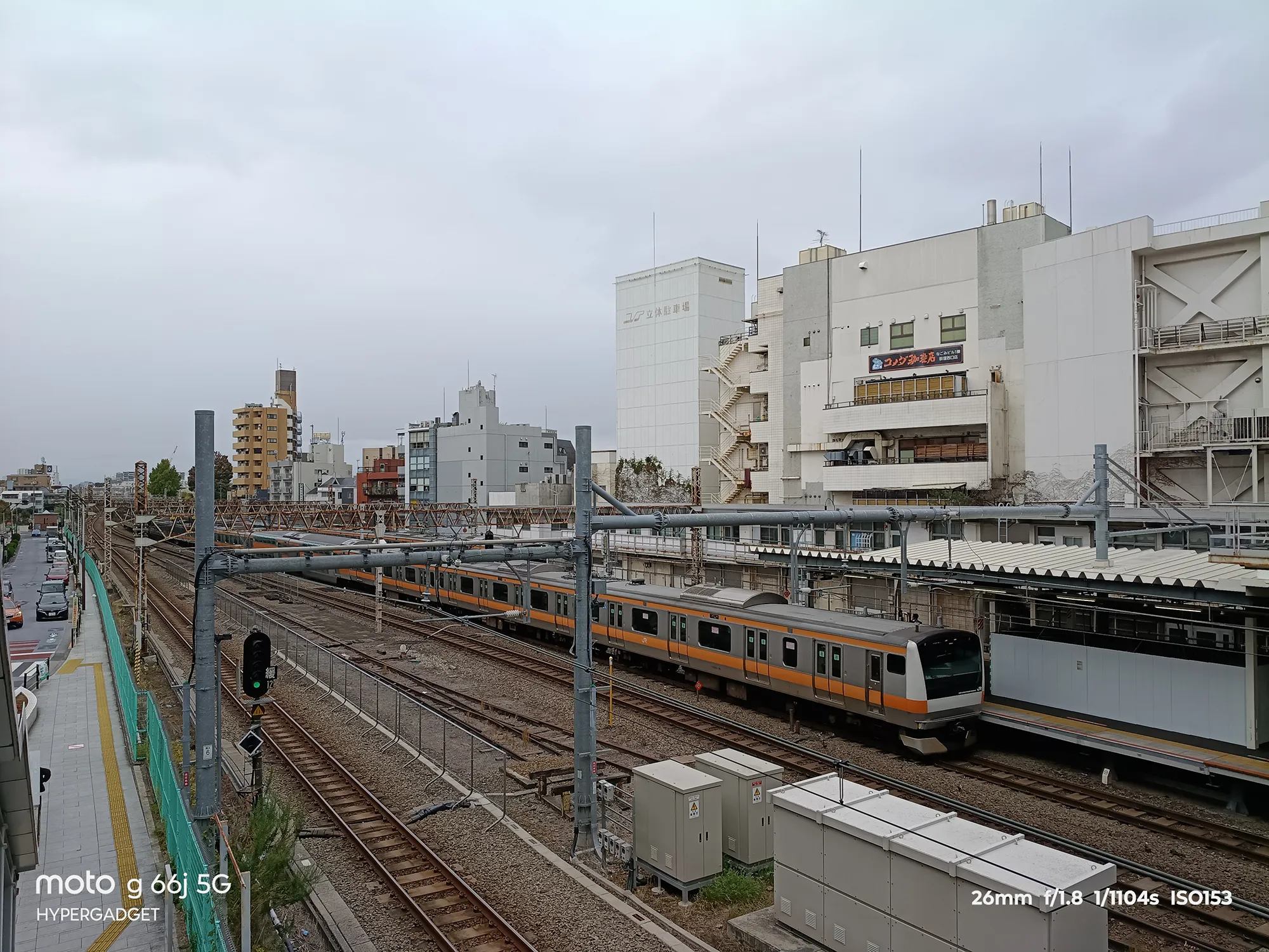 moto g66j 5Gで撮影した都会の鉄道風景とビル群の作例写真（209系/E231系