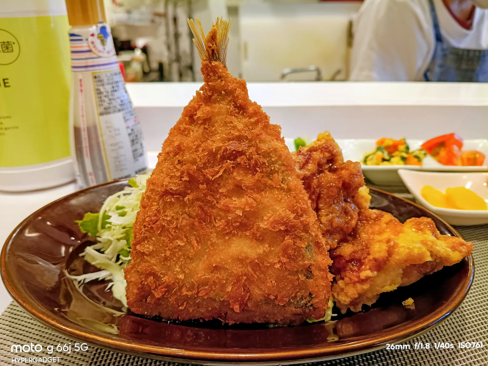 moto g66j 5Gのカメラで撮影したアジフライと唐揚げの定食クローズアップ作例。食べ物の質感や色合いをレビュー