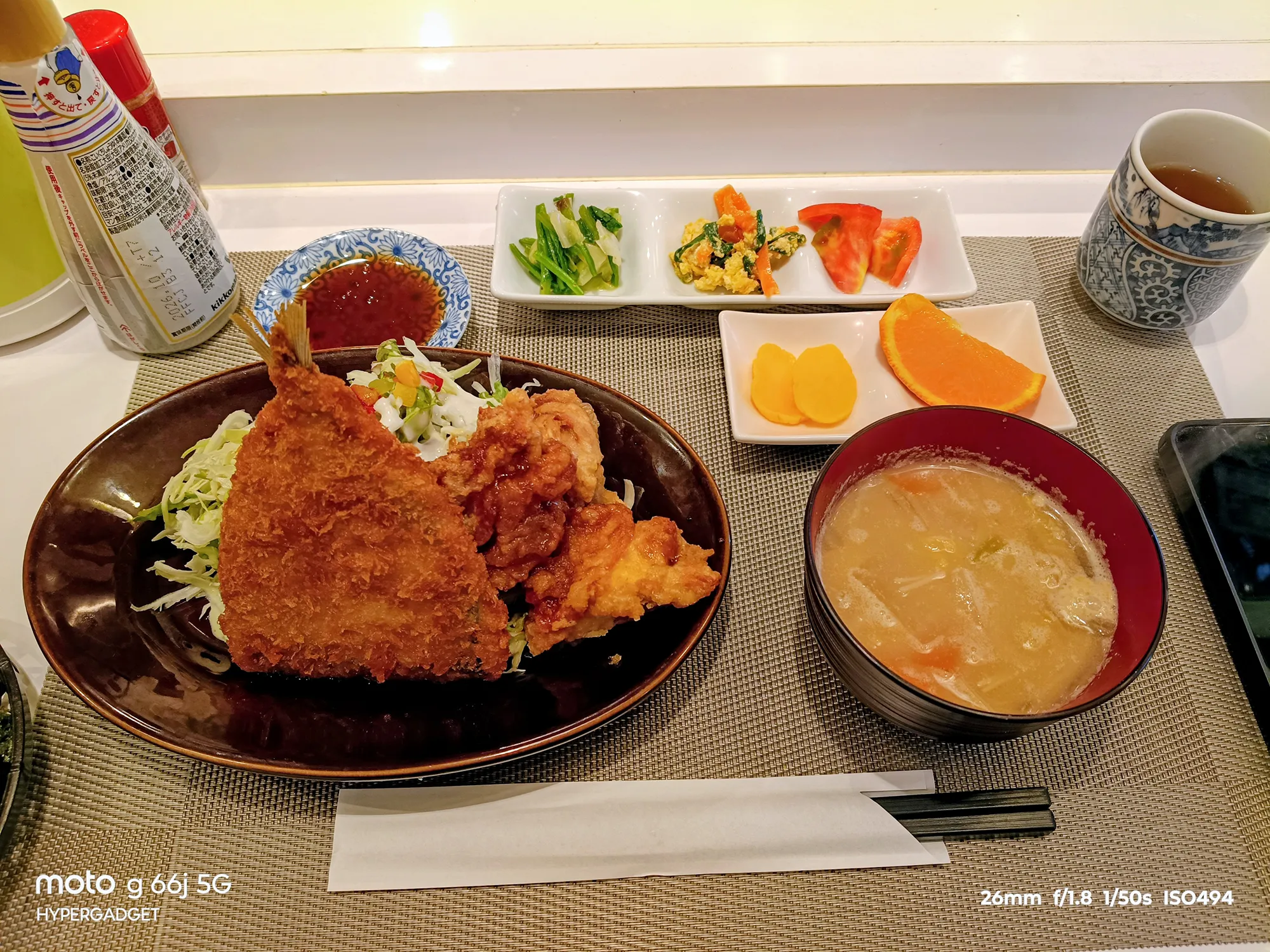 moto g66j 5Gのカメラ作例：アジフライと唐揚げの定食全体を俯瞰で撮影したテーブルフォト