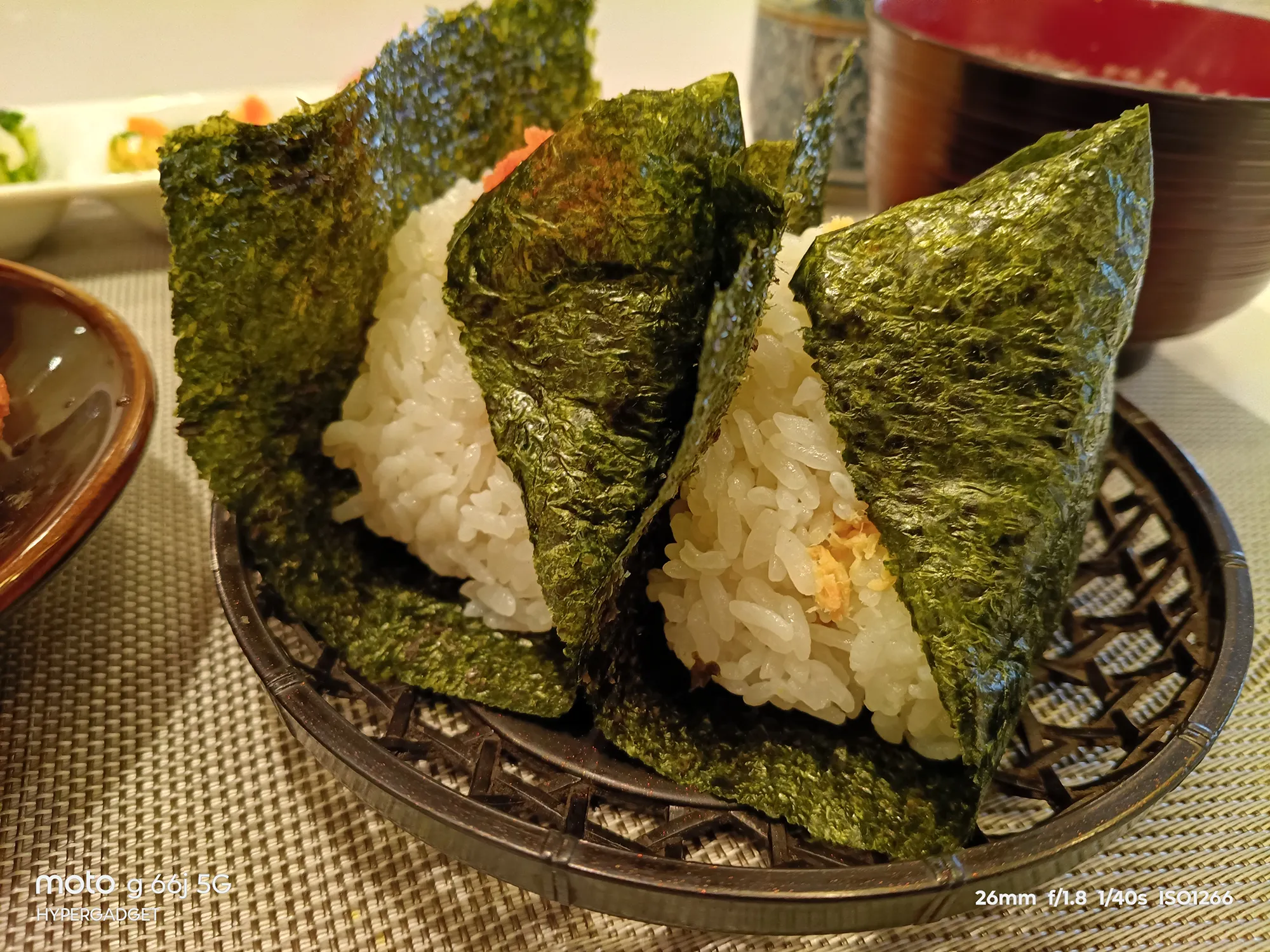 moto g66j 5Gのカメラ作例：海苔を巻いたおにぎり3個の近接写真。米粒の質感や海苔の色合いをレビュー