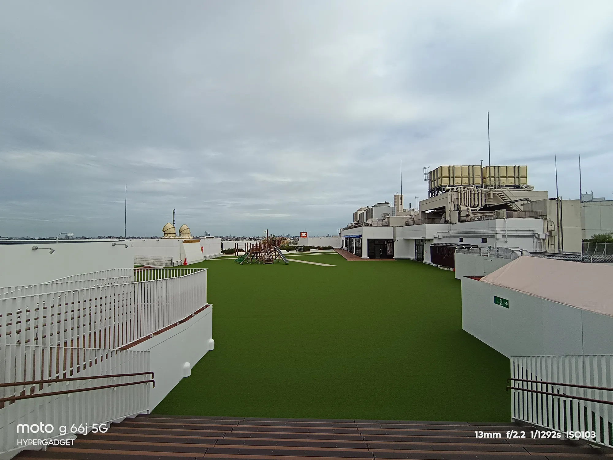 moto g66j 5Gの超広角カメラで撮影した商業施設屋上の芝生広場作例。広い画角と曇り空の色合いをレビュー