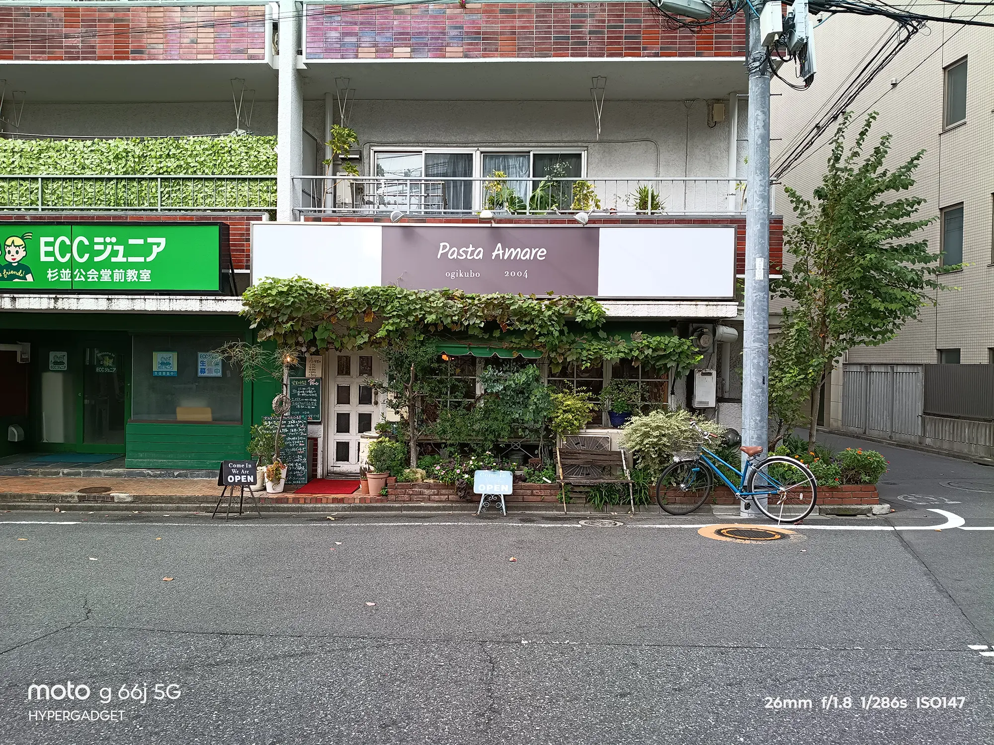 moto g66j 5Gのカメラ作例：パスタ店 Pasta Amare ogikubo と ECCジュニアの店舗外観。看板の文字の鮮明さをレビュー