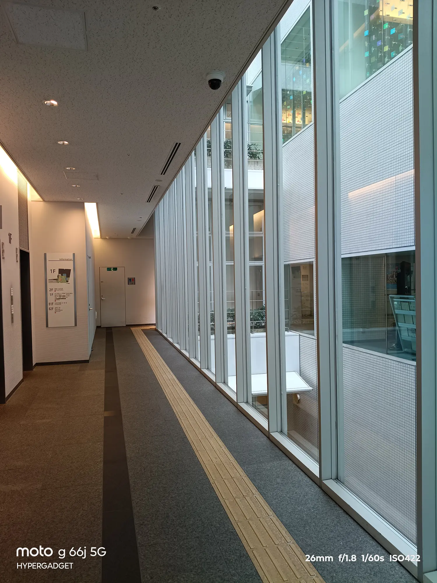 moto g66j 5Gのカメラ作例：採光窓があるオフィスの屋内通路を撮影。低照度下での色再現性とディテールをレビュー