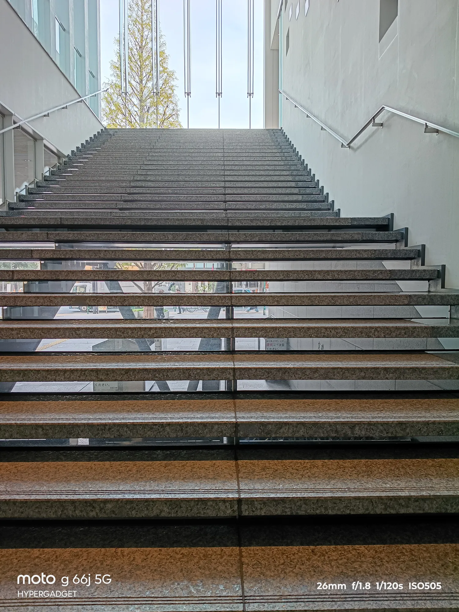 moto g66j 5Gのカメラ作例：屋内にある長く続く石の階段を撮影。階段の質感描写と逆光環境下での性能をレビュー