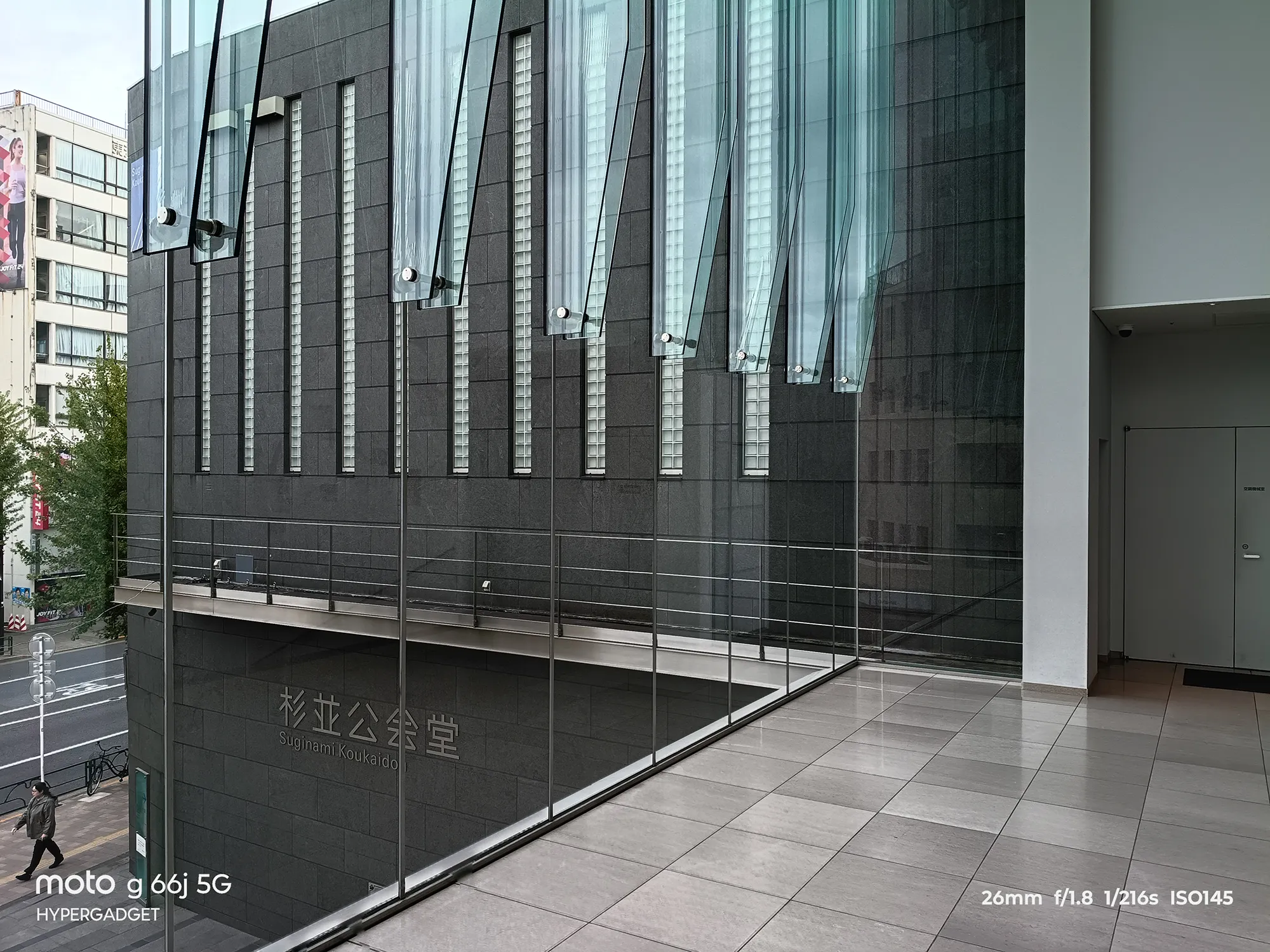 moto g66j 5Gのカメラ作例：屋内からガラス越しに見た杉並公会堂の外壁。ガラスの反射と屋内・屋外の明暗差をレビュー