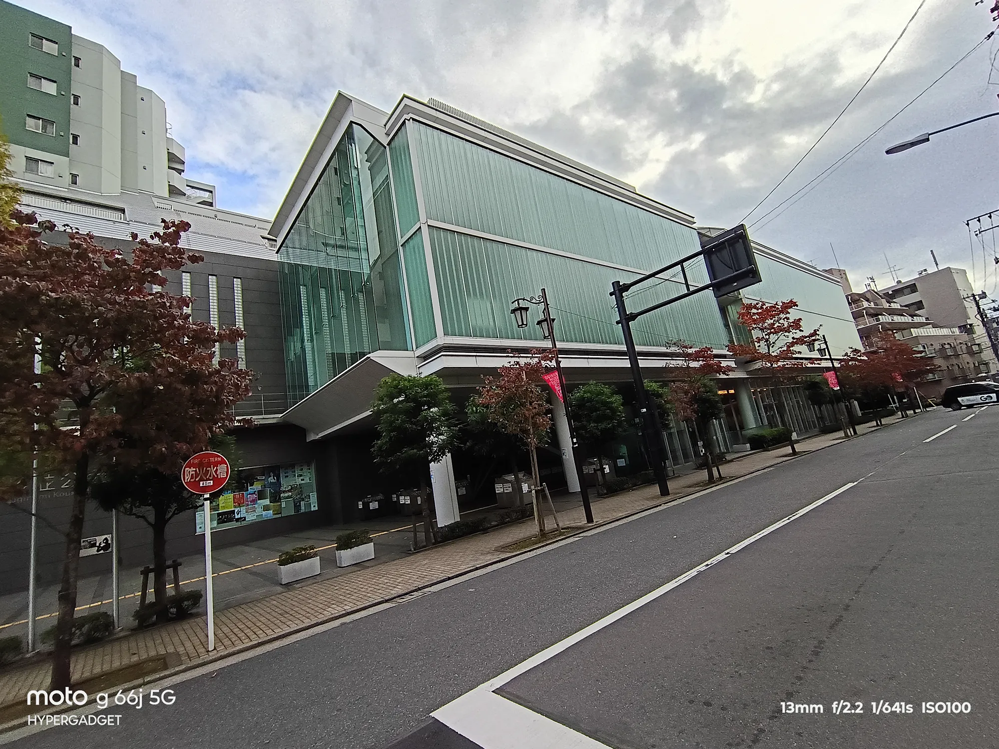 moto g66j 5Gの超広角カメラ作例：ガラス張りのモダンな建物を撮影。超広角での建物描写と空の階調をレビュー