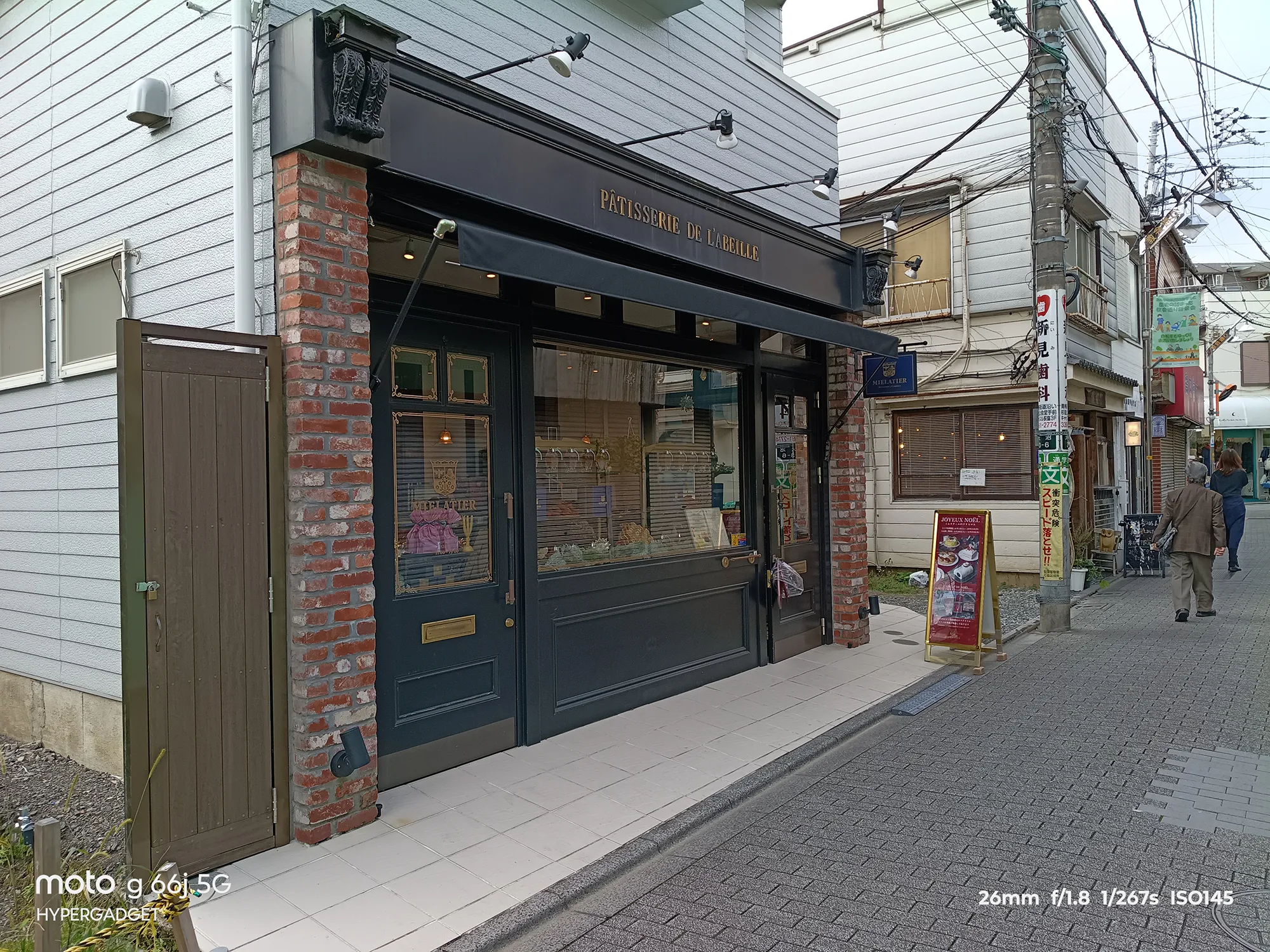 moto g66j 5Gのカメラ作例：パティスリー・ドゥ・ラベイユ（Pâtisserie de l'Abeille）の洋菓子店外観。レンガとタイルの質感をレビュー