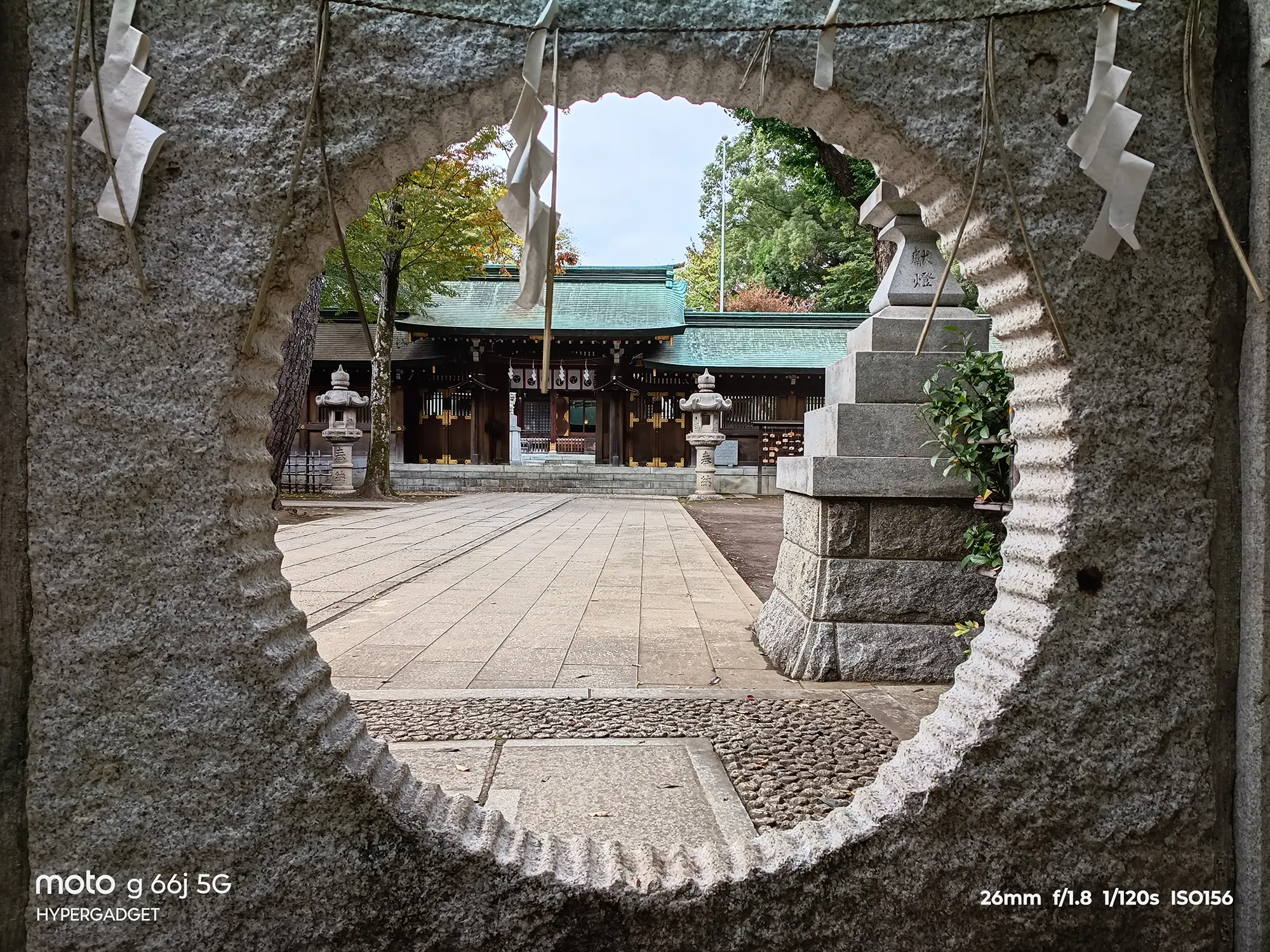 moto g66j 5Gのカメラ作例：石の枠を通して見た荻窪八幡神社の拝殿。独特の構図と石材の質感描写をレビュー