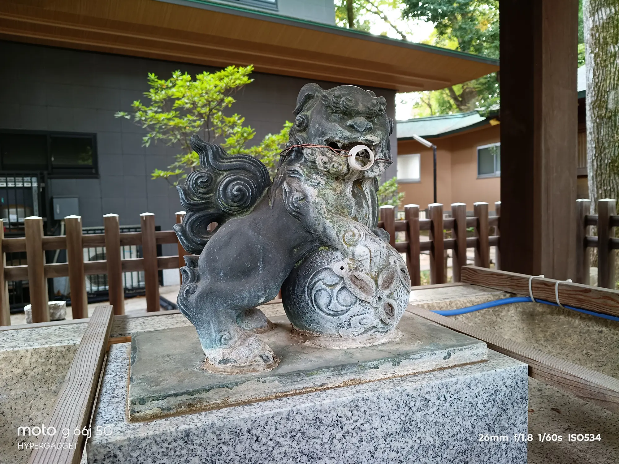 moto g66j 5Gのカメラ作例：青銅製の狛犬の像をクローズアップ撮影。金属と石材の複雑な質感描写をレビュー