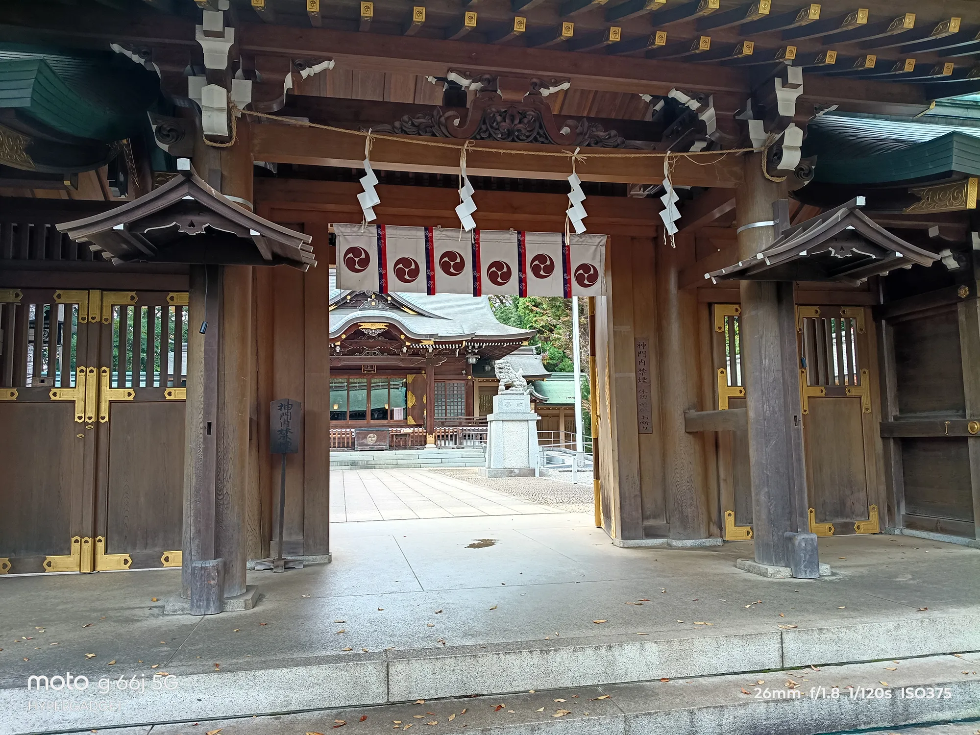 moto g66j 5Gのカメラ作例：木造の神社の門から奥の拝殿を望む。明暗差（HDR）と木材の質感描写をレビュー