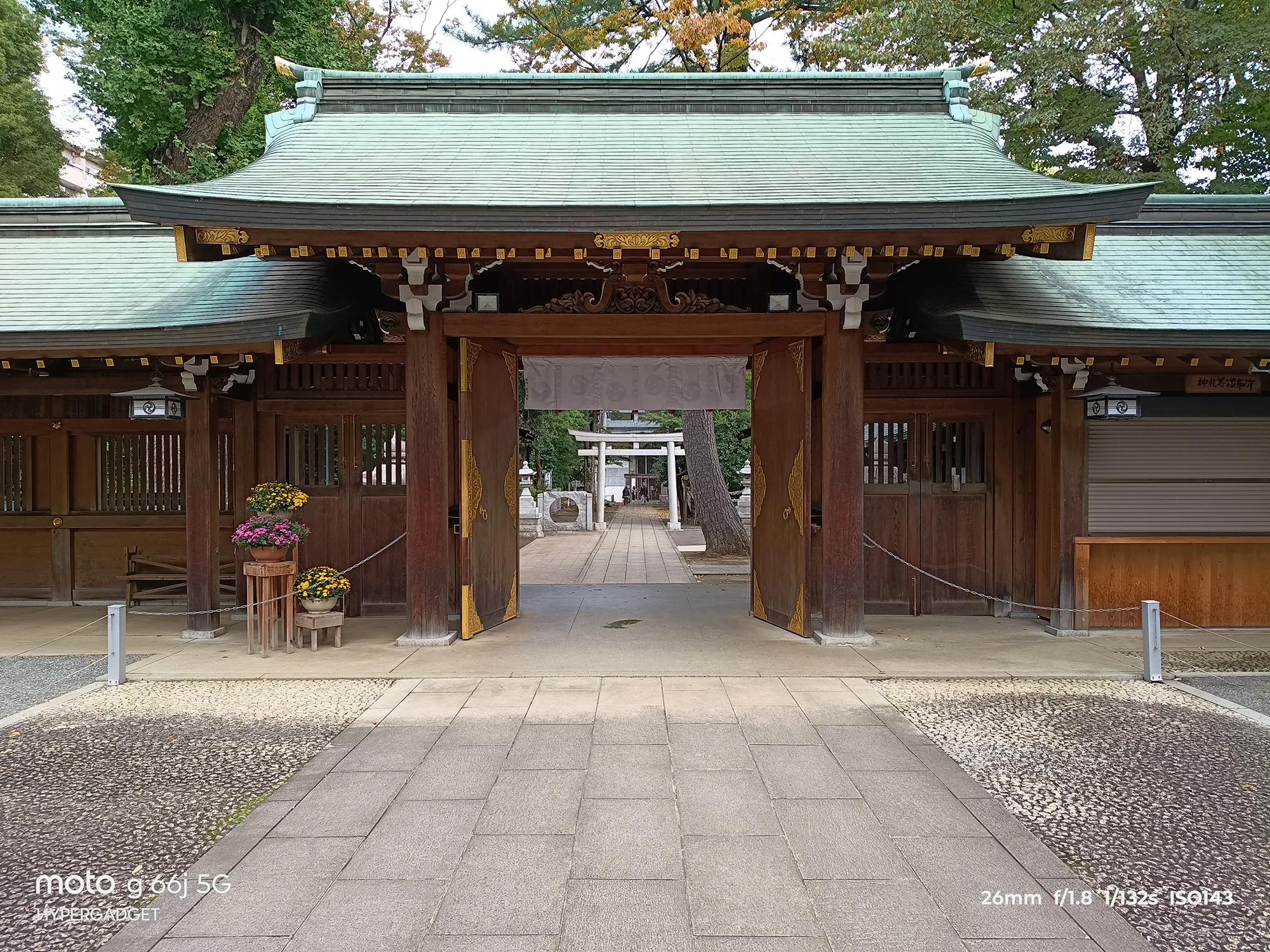 moto g66j 5Gのカメラ作例：緑の屋根と木造の門がある神社の建物を正面から撮影。色彩と建物の質感描写をレビュー