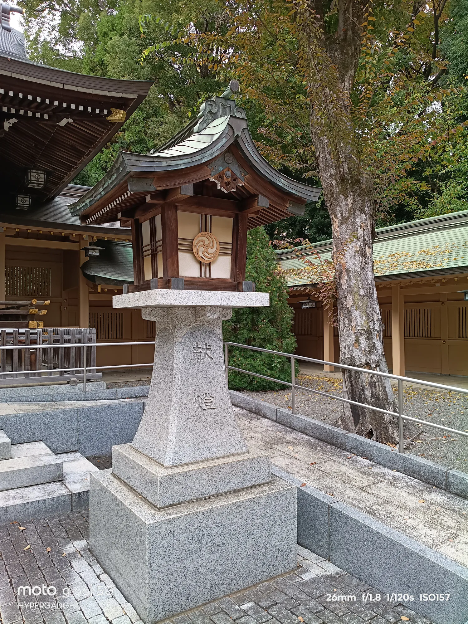 moto g66j 5Gのカメラ作例：神社の石灯籠を近接撮影。石材や木材の質感とディテールの描写力をレビュー