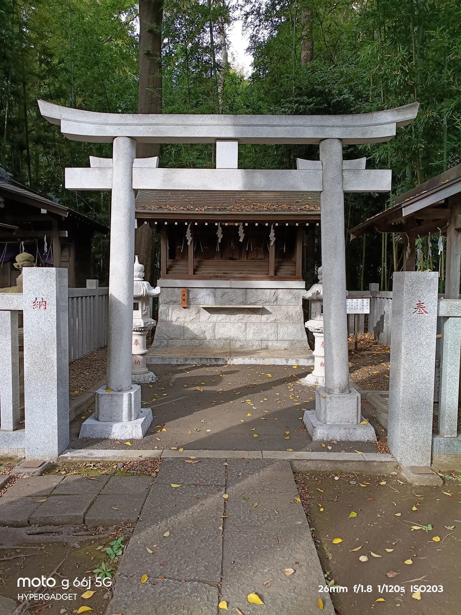 moto g66j 5Gのカメラ作例：石造りの鳥居と奥の小さな社殿を正面から撮影。石材の質感と木陰のコントラストをレビュー