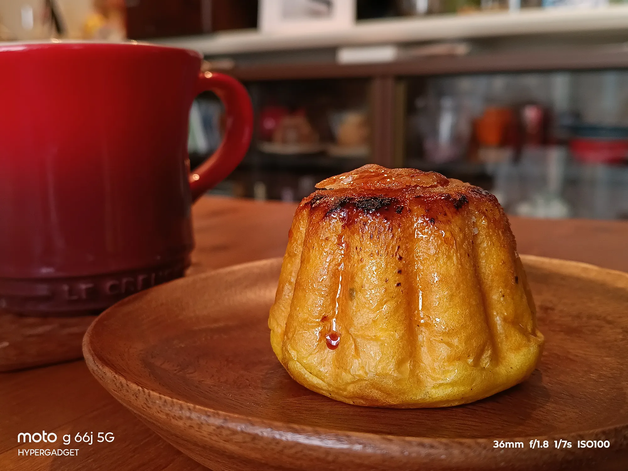 moto g66j 5Gのカメラ作例：木皿に載った焼き菓子と赤いマグカップをクローズアップ。菓子のツヤ感とボケ味、暖色系の色再現をレビュー