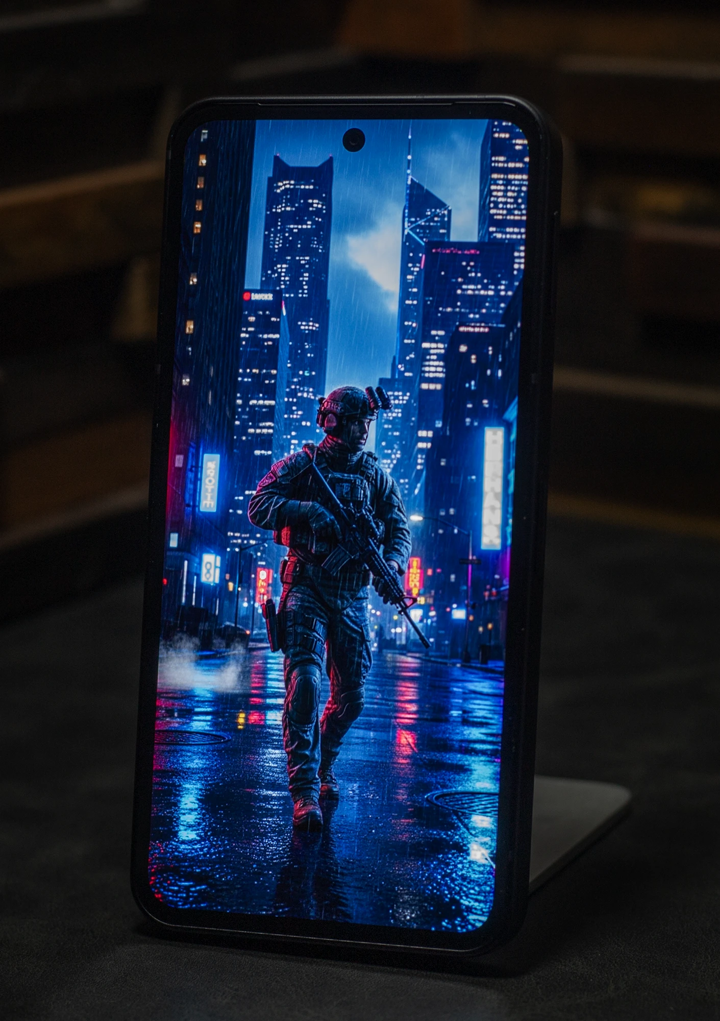 スマートフォン画面に表示された、雨の夜の都市を歩く兵士のサイバーパンク風イラスト。画面の高コントラストと青・赤のネオンカラーの発色が強調されており、有機ELディスプレイのHDR表示性能を示す。狭ベゼルと上部のパンチホールカメラのデザインが見える。