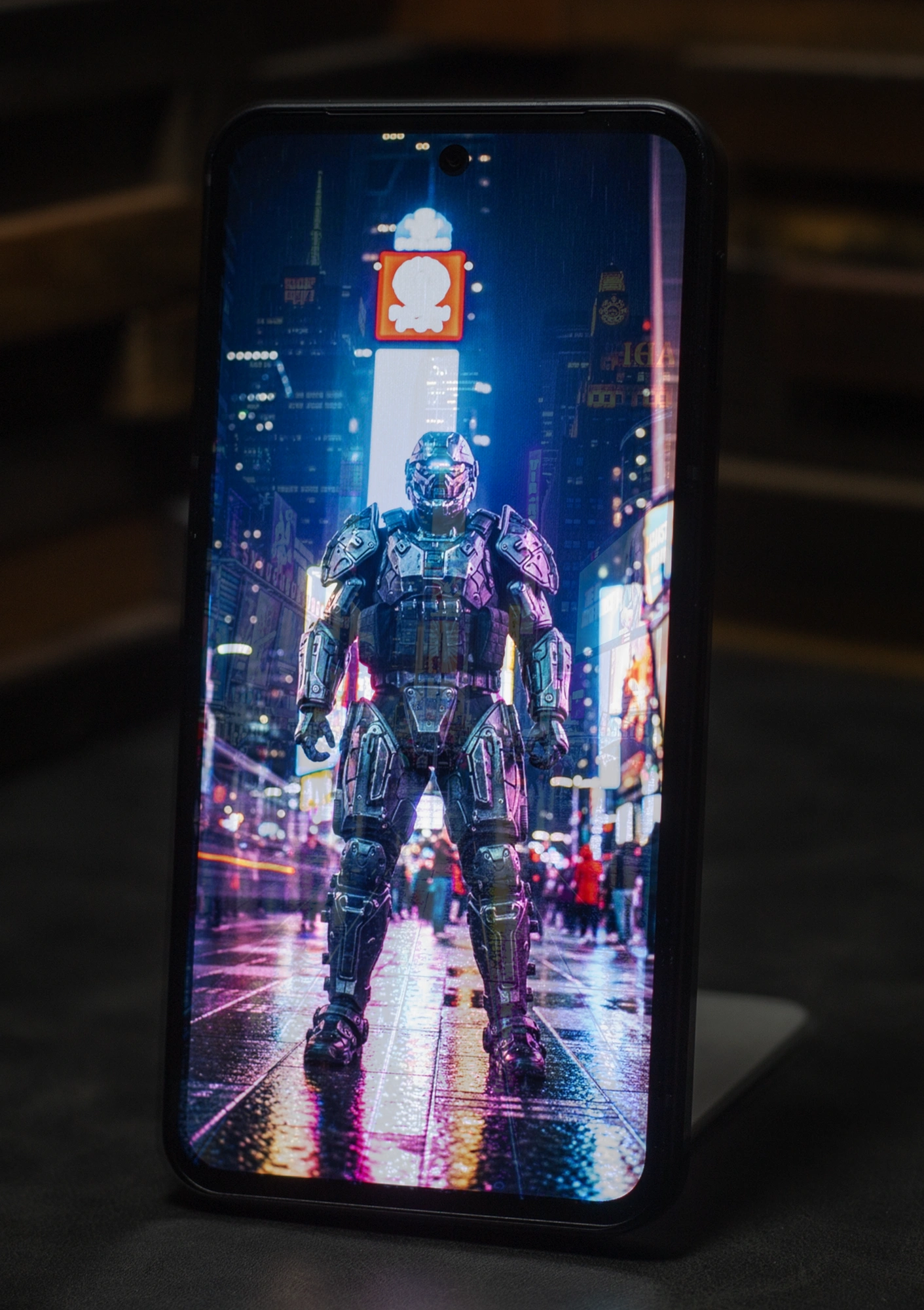 スマートフォン本体に、サイバーパンク風のナイトシティとパワードスーツを着た兵士の画像が表示されている様子。画面は上下左右のベゼルが狭く、パンチホール式のフロントカメラが見える。有機ELディスプレイの黒の締まりや、ネオンカラーの高い発色性をアピールする、スマートフォンのディスプレイ品質を示すサンプル写真。