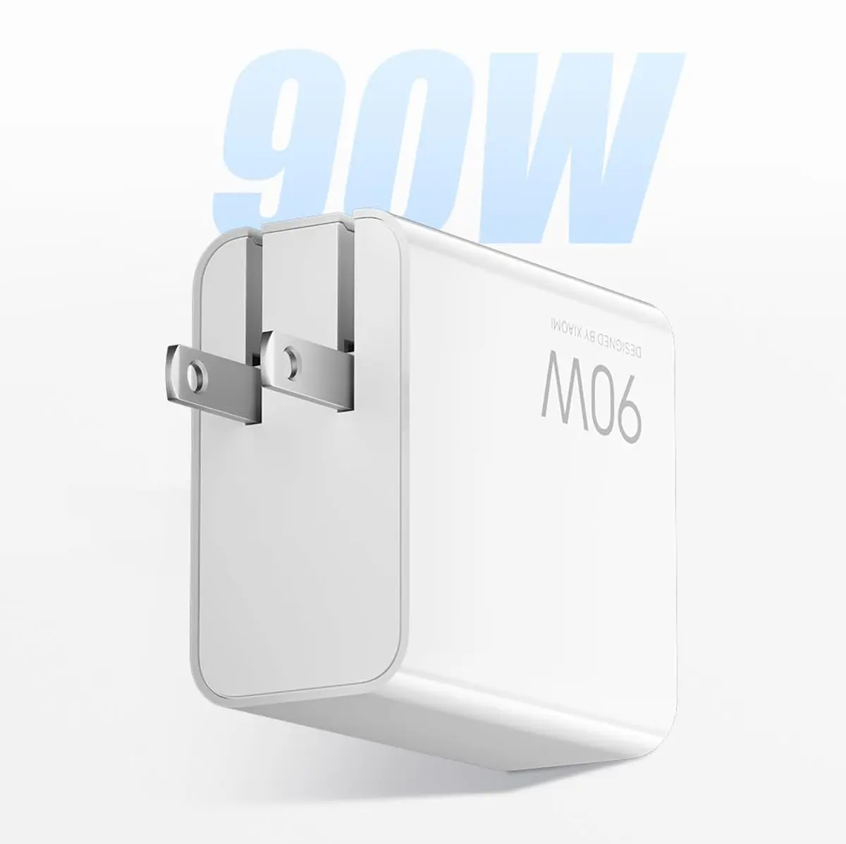 白色で角型の充電アダプターのプロモーション画像。プラグ部分が手前に向いており、アダプターの側面には「90W」の文字が縦向きに印字されている。背景には大きな半透明の「90W」の文字が重ねられている。