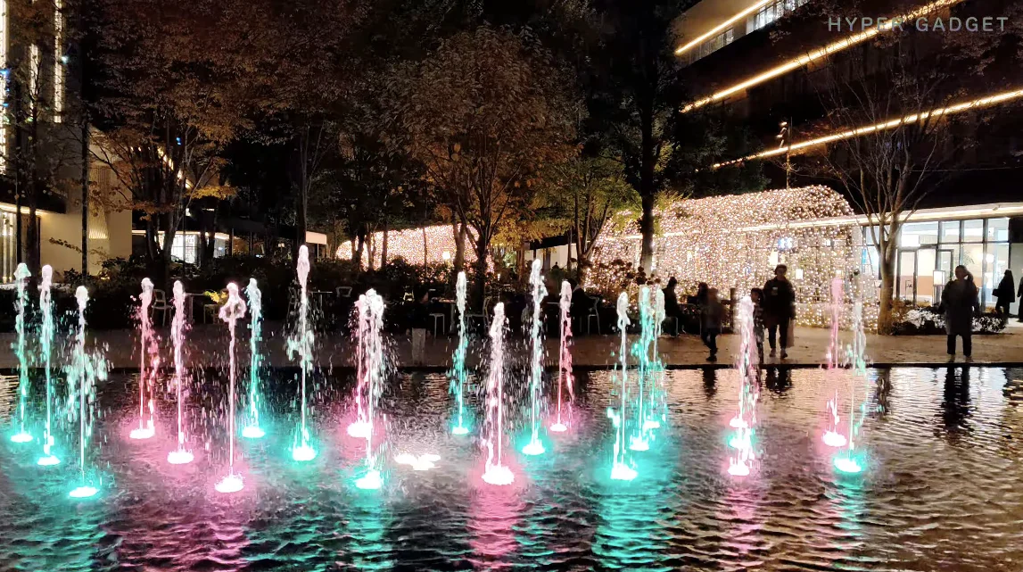 夜間の噴水とイルミネーション