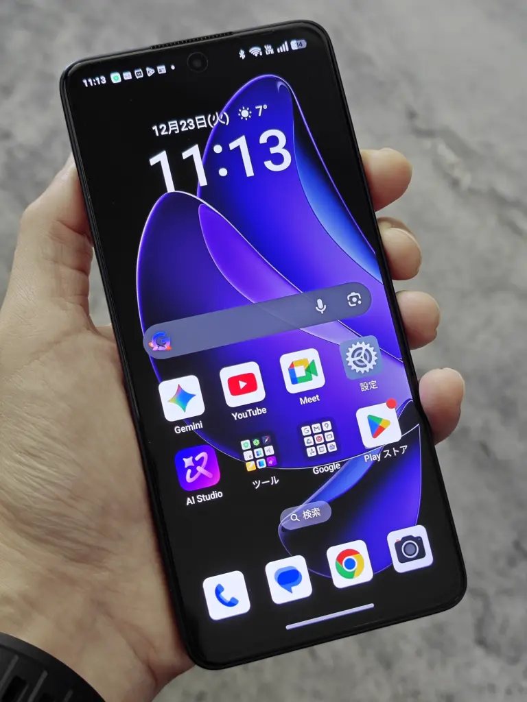 OPPO Reno13 Aを手に持った時のディスプレイ表示とホーム画面のUI画像