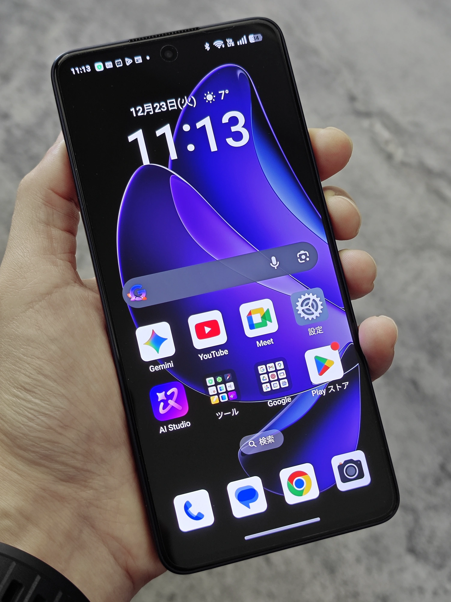 OPPO Reno13 Aを手に持った時のディスプレイ表示とホーム画面のUI画像