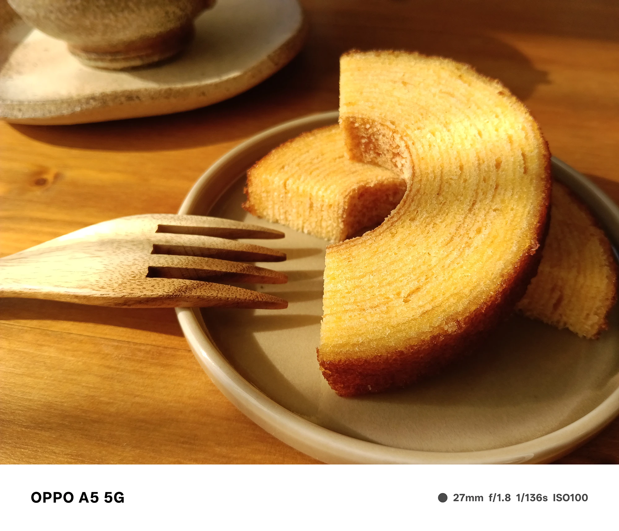 OPPO A5 5Gで撮影したバウムクーヘンのアップ。黄色い層と焼き色のコントラストを自然光で鮮明に捉えた作例