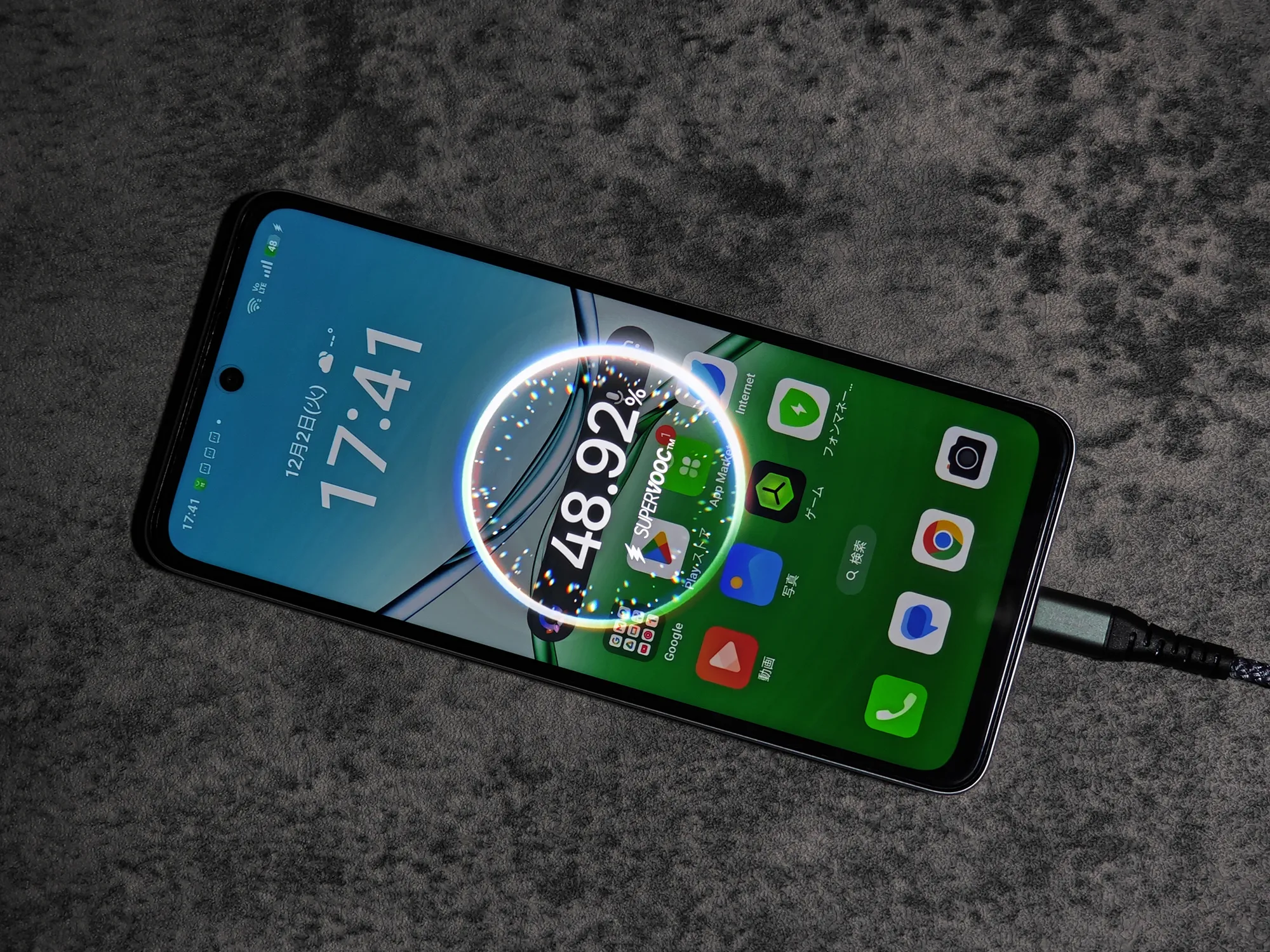 OPPO A5 5Gが充電中の画面。充電プラグが接続され、画面中央にはSUPERVOOCという急速充電技術のロゴとともに、現在のバッテリー残量48.92%が表示されている。高速な充電速度と、SUPERVOOCというOPPO独自の充電技術をアピール。